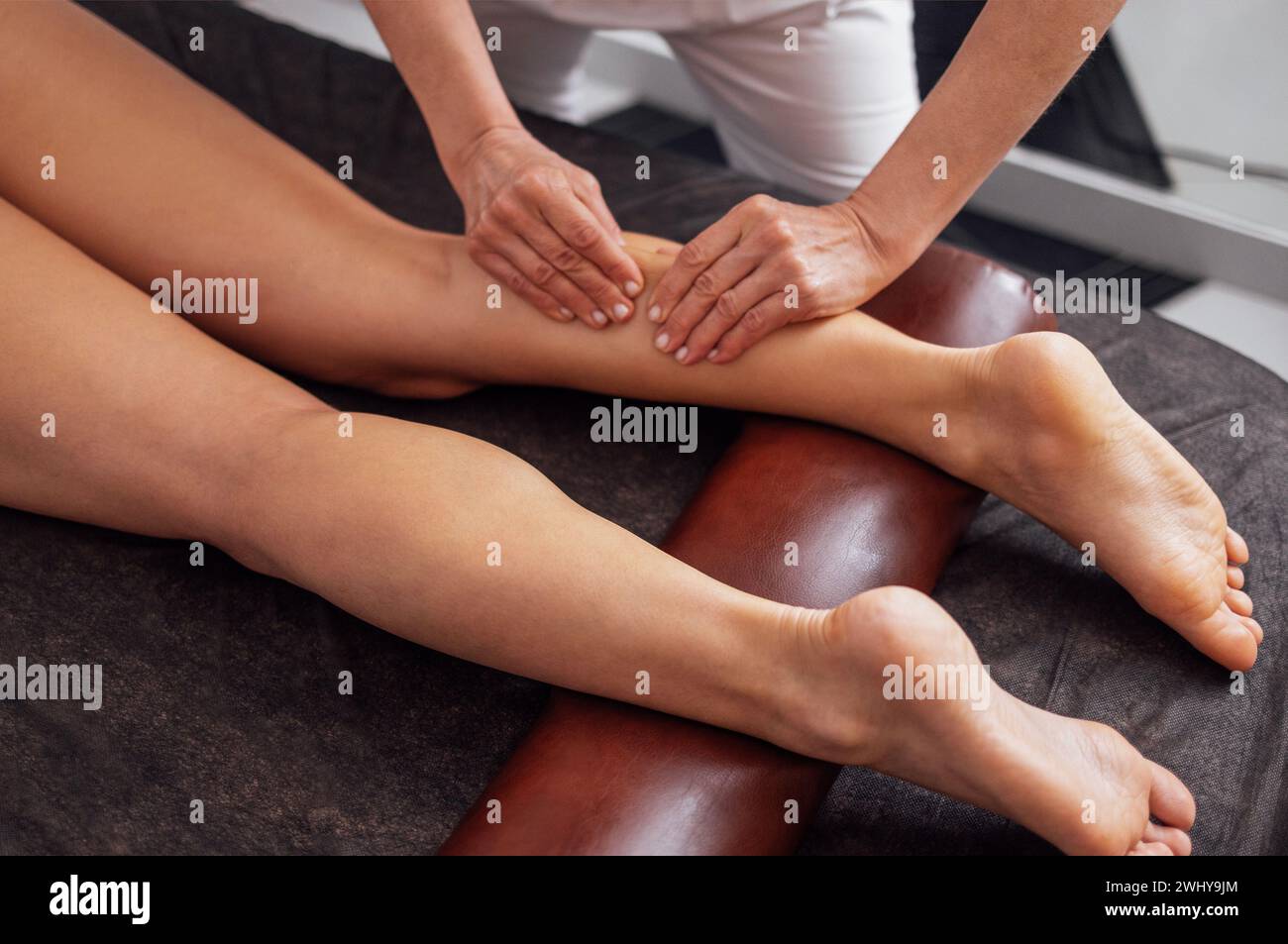 Cerca del pie femenino recibiendo un masaje suave Foto de stock