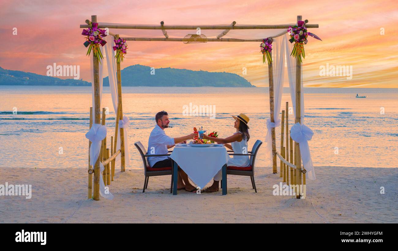 Cena romántica en la playa en Phuket Tailandia Foto de stock