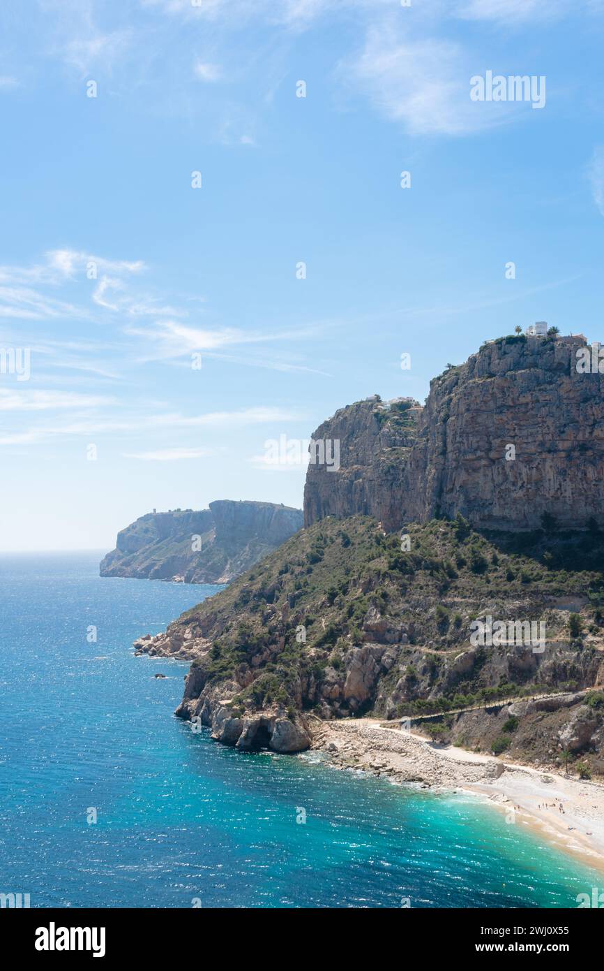 Paisaje de acantilados rocosos y calas en la costa mediterránea en Benitachell. Alicante - España Foto de stock