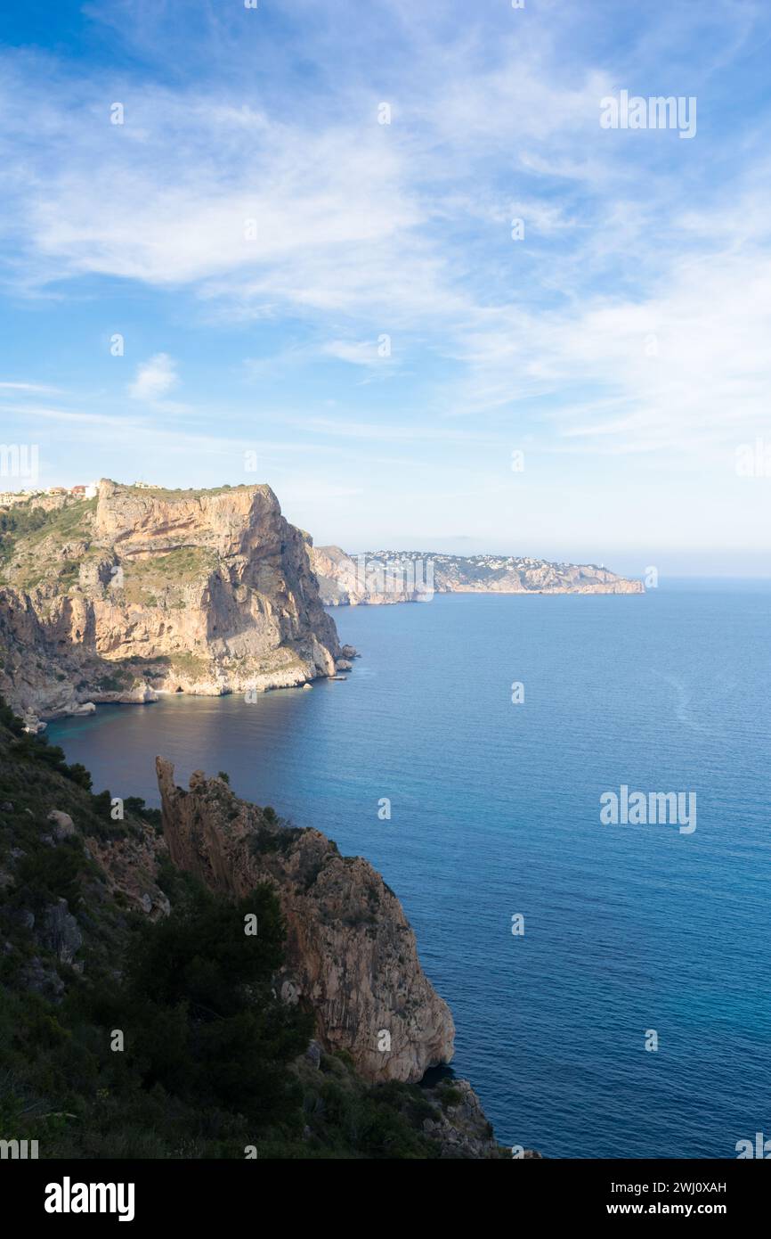 Vista panorámica de la costa mediterránea en Benitachell. Alicante - España Foto de stock