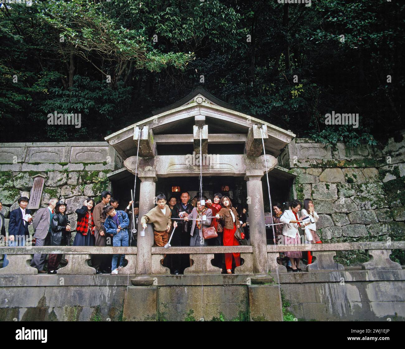 Japón. Kioto. Templo Kiyomizu. Gente que recoge agua de la cascada de Otowa. Foto de stock