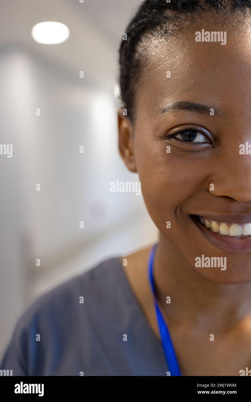 Medio retrato de médico femenino afroamericano feliz en el hospital Foto de stock