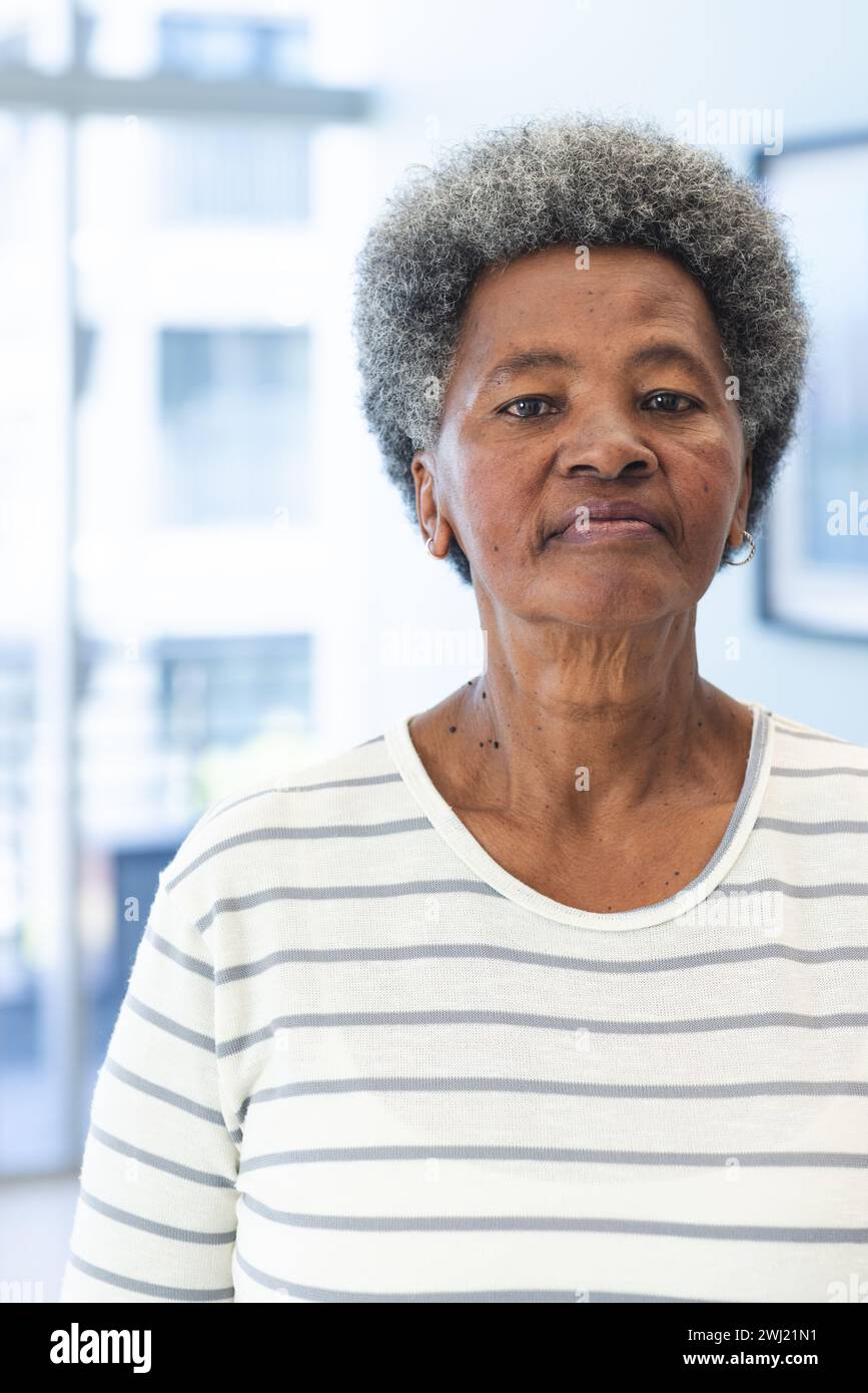 Retrato de la mujer mayor afroamericana en la sala de espera del hospital Foto de stock