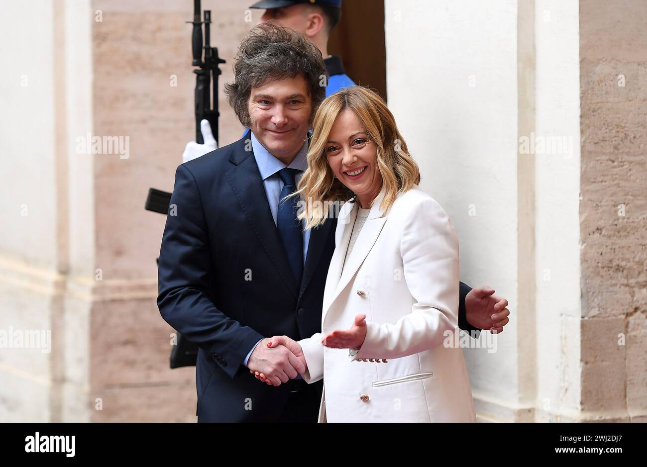 Italia, Roma, 12 de febrero de 2024 : El primer ministro Giorgia Meloni recibe al presidente de la República Argentina Javier Milei en el Palazzo Chigi Foto © Fabio Cimaglia/Sintesi/Alamy Live News Foto de stock