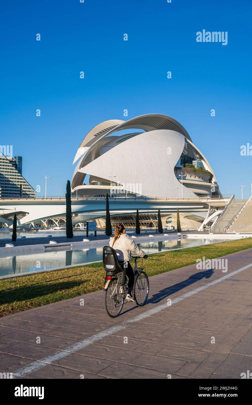 Ciclista montando en un carril bici, Ciudad de las Artes y las Ciencias, Valencia, España Foto de stock