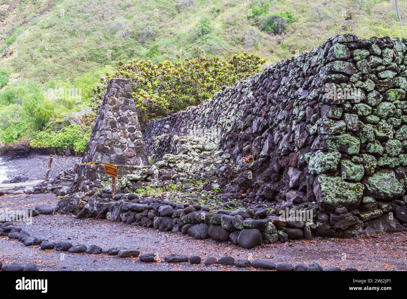 El Hikiau Heiau es una gran plataforma de roca apilada en el Parque Histórico Estatal de Kealakekua Bay, Big Island, Hawai, donde se realizaron ceremonias. Foto de stock