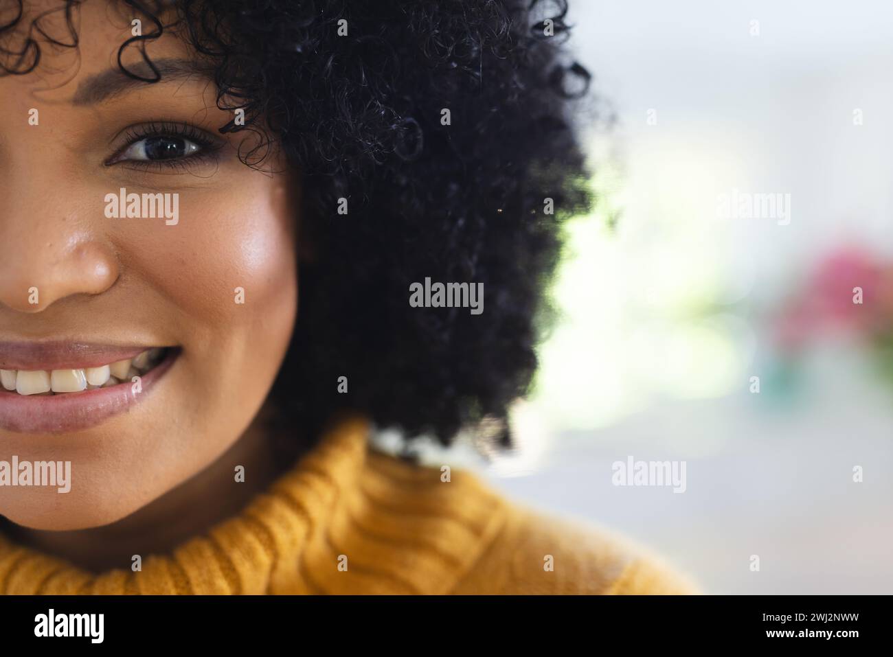 Mujer afroamericana feliz, cara de cerca en casa, espacio de copia Foto de stock