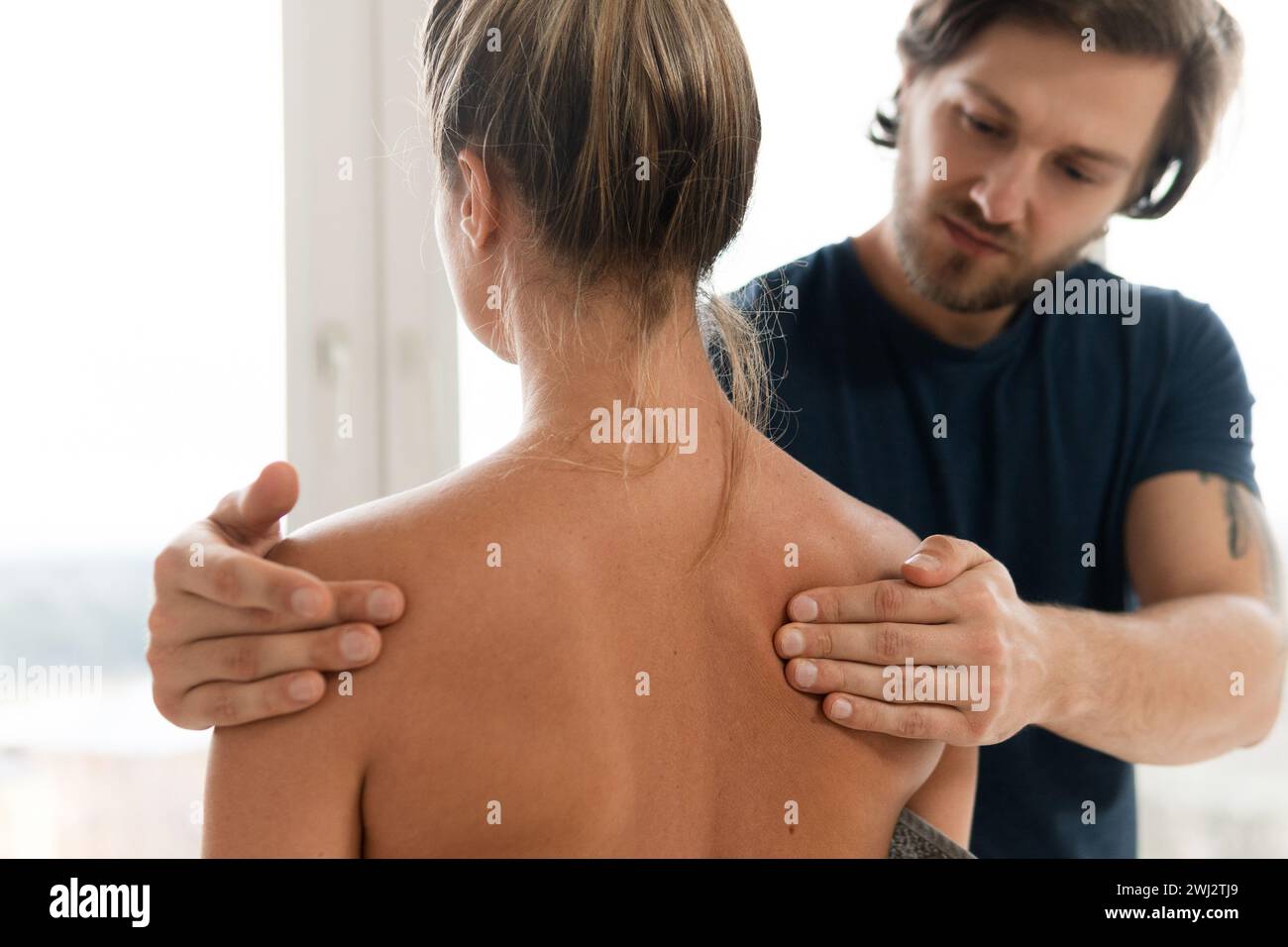 Masajista hombre haciendo masaje de espalda para su cliente mujer  Fotografía de stock - Alamy