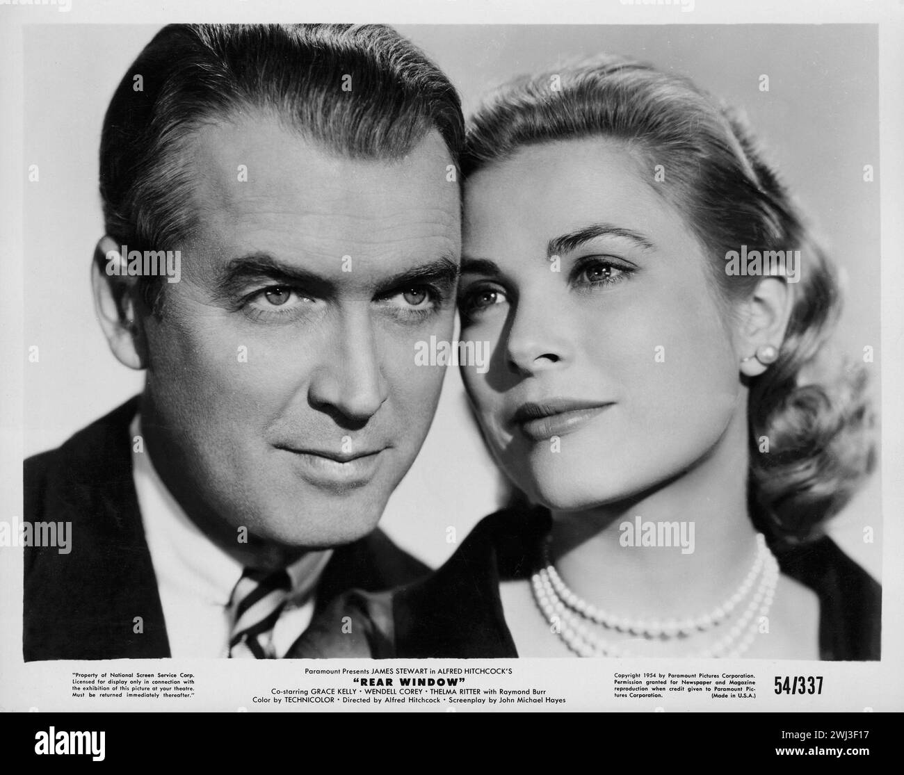 James Stewart y Grace Kelly en 'Ventana trasera' (Paramount, 1954) Foto de stock