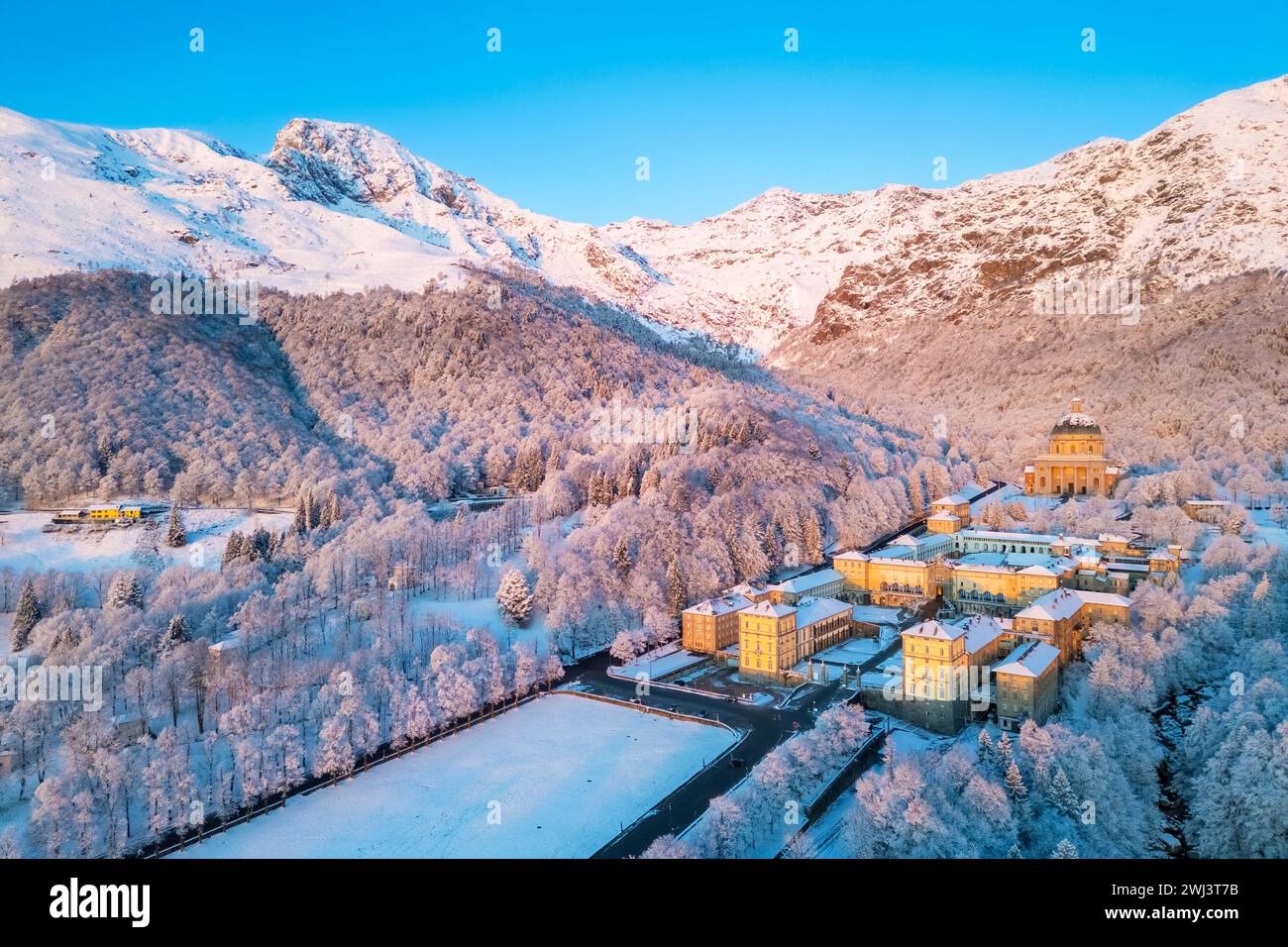 Vista aérea del Santuario de Oropa en invierno al amanecer. Biella, distrito de Biella, Piamonte, Italia, Europa. Foto de stock