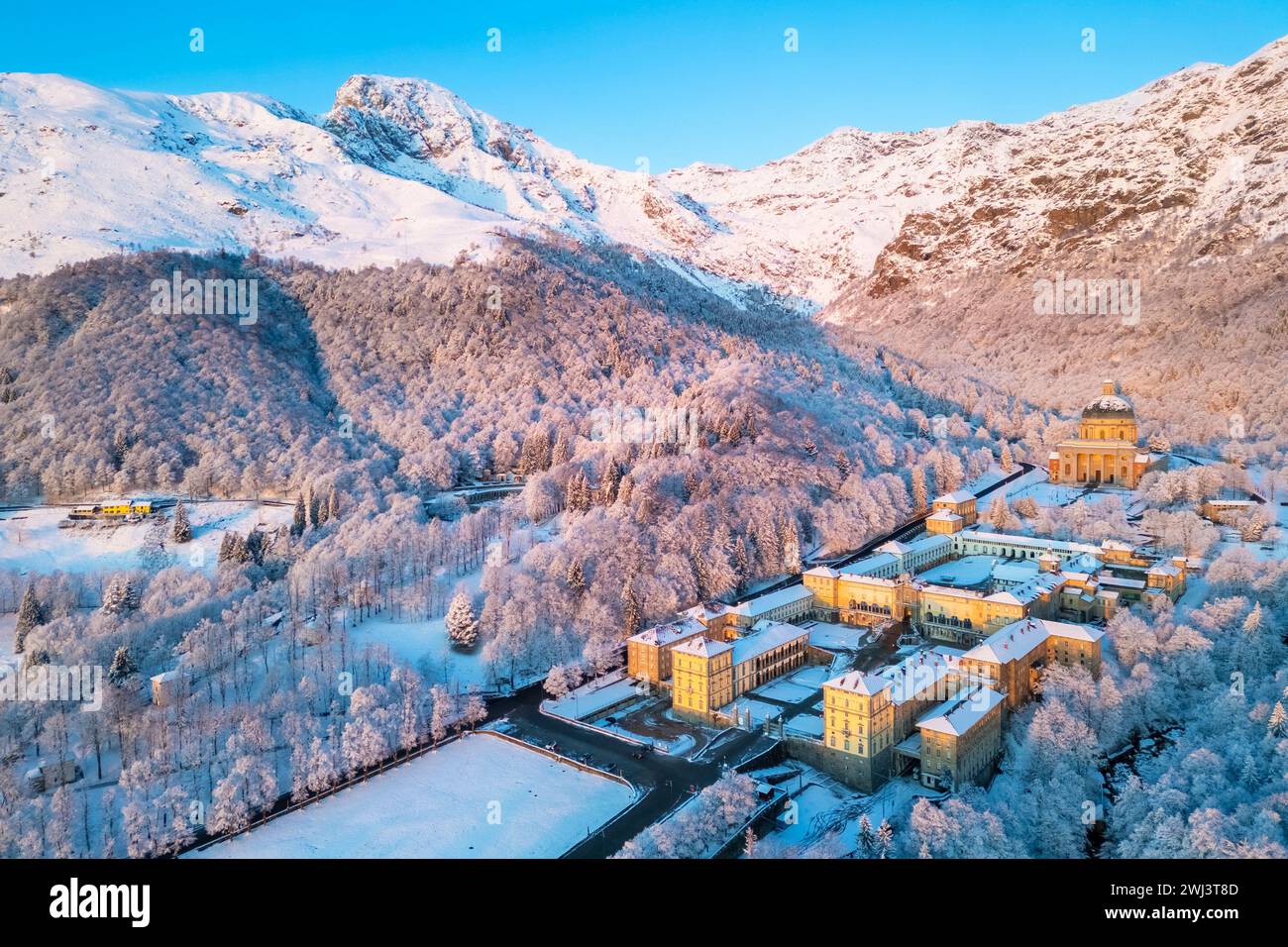 Vista aérea del Santuario de Oropa en invierno al amanecer. Biella, distrito de Biella, Piamonte, Italia, Europa. Foto de stock