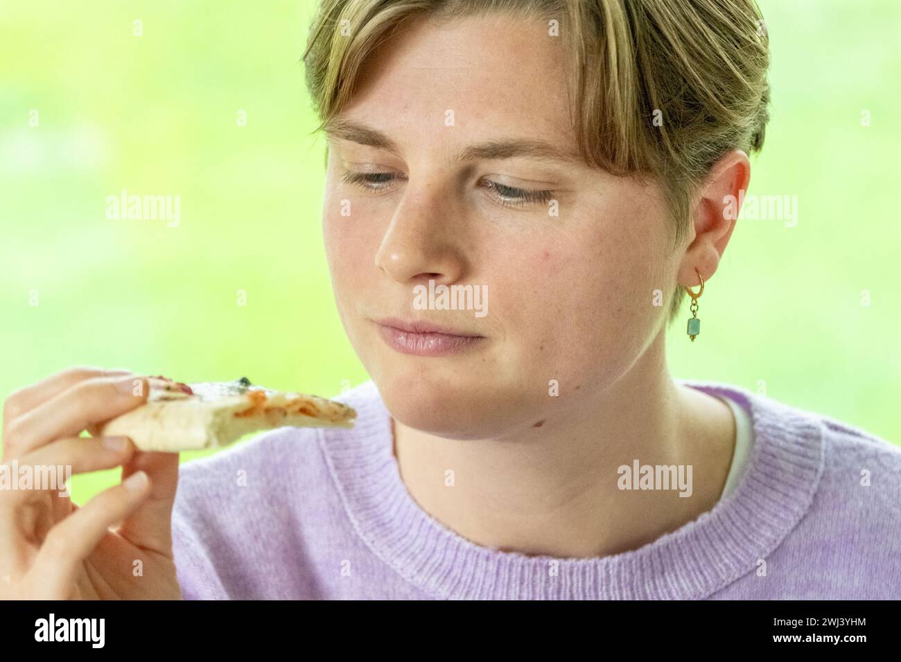 Saboreando el sabor de la pizza Foto de stock