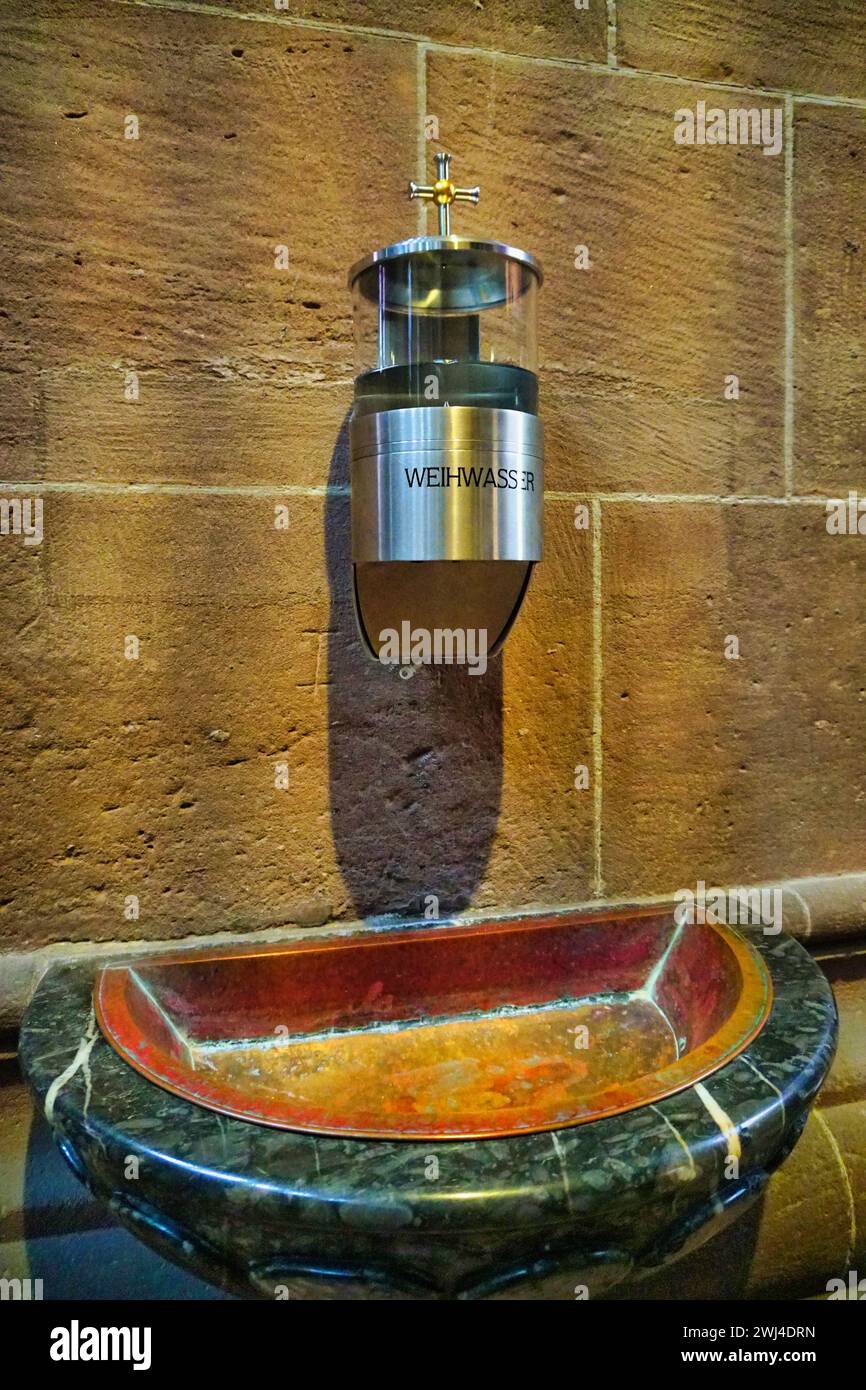Dispensador de agua bendita en la Catedral de Worms Foto de stock