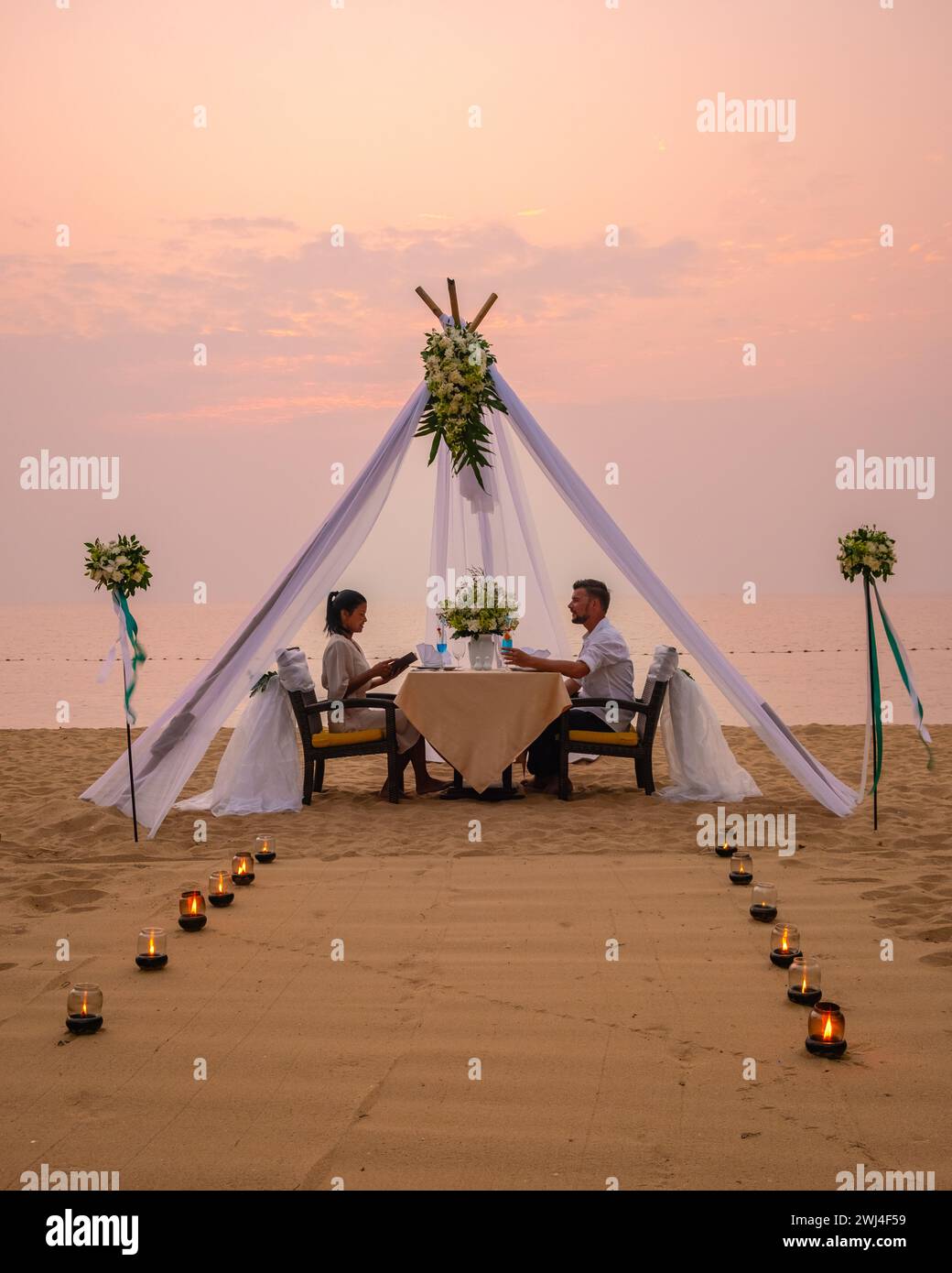 Cena romántica en la playa en Pattaya Tailandia Foto de stock