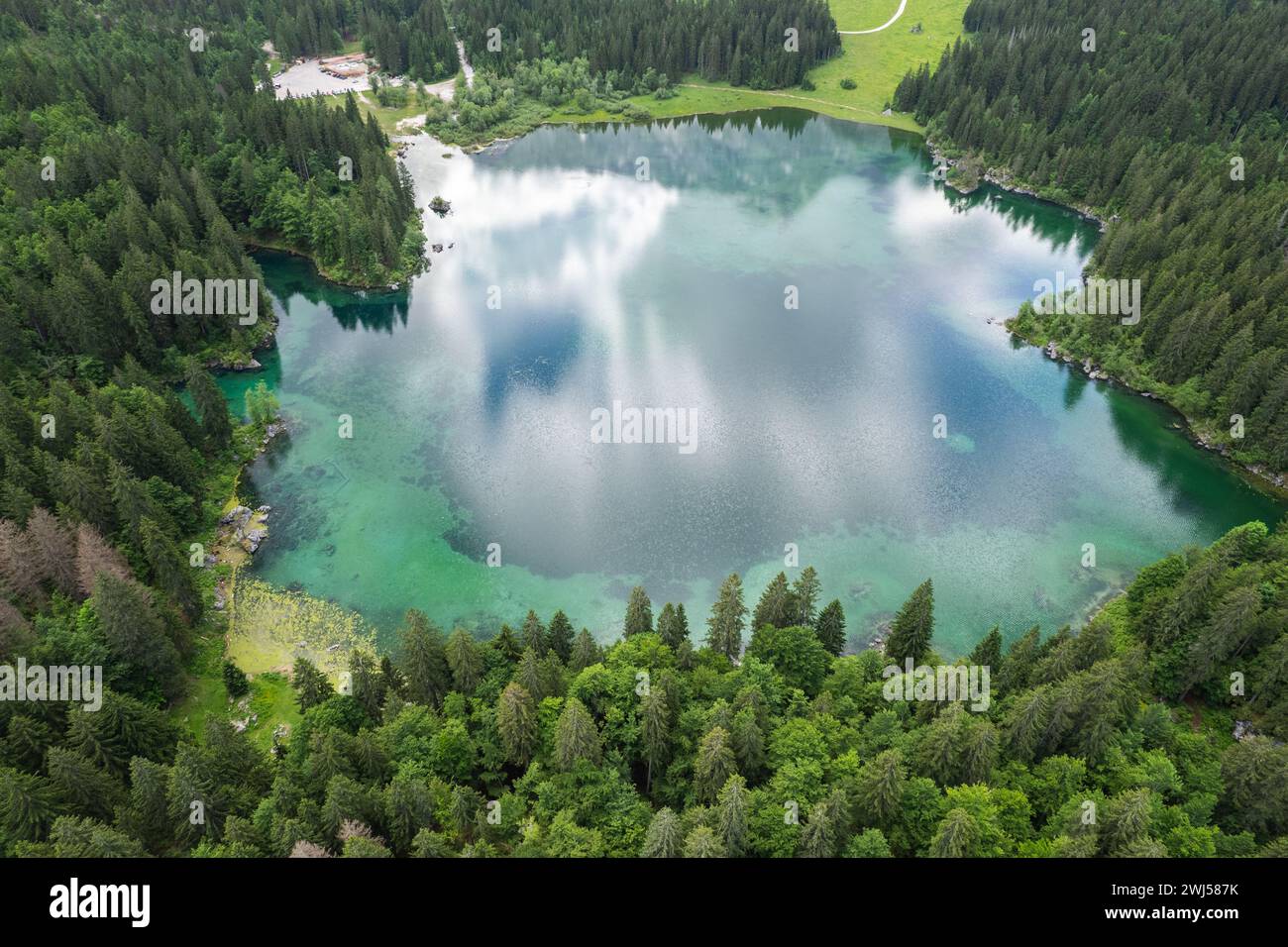 Lago Fusine en Italia, Europa. Vista Aerialdrone. Belleza en la naturaleza Foto de stock