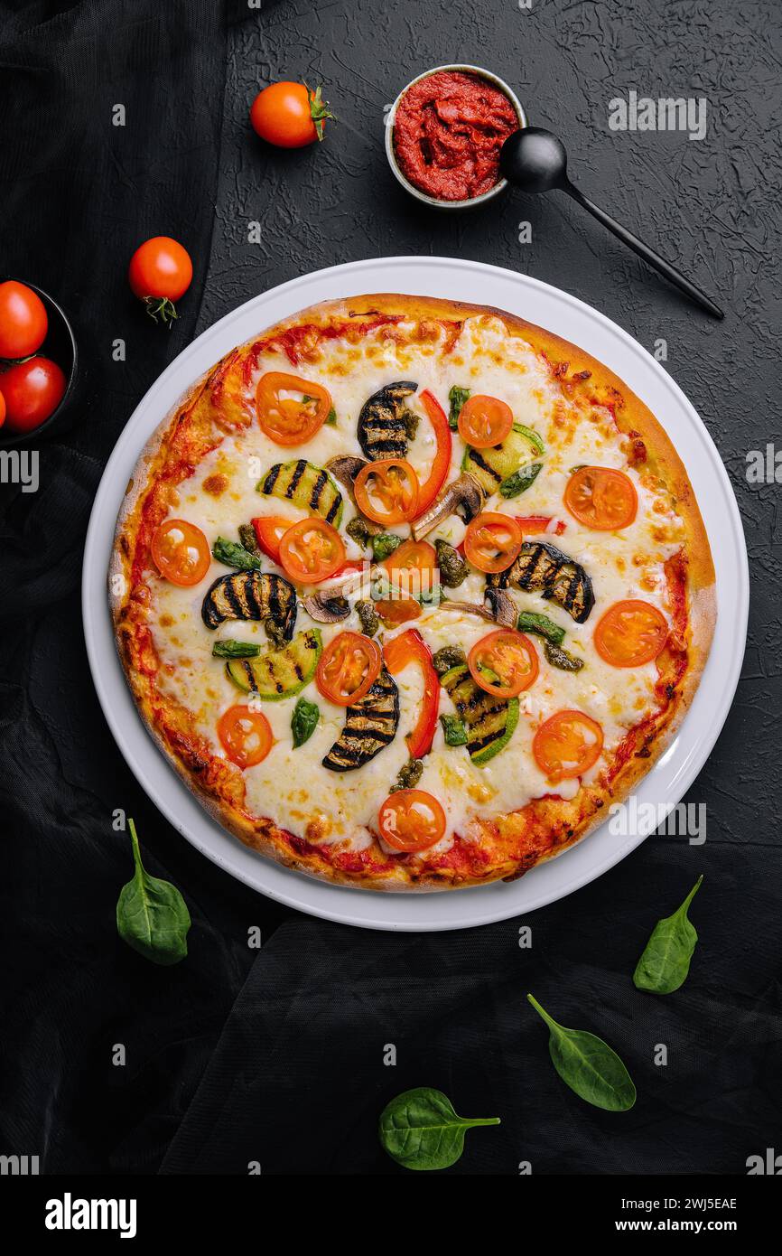 Pizza vegetariana con calabacín, berenjena, champiñones y tomate Foto de stock