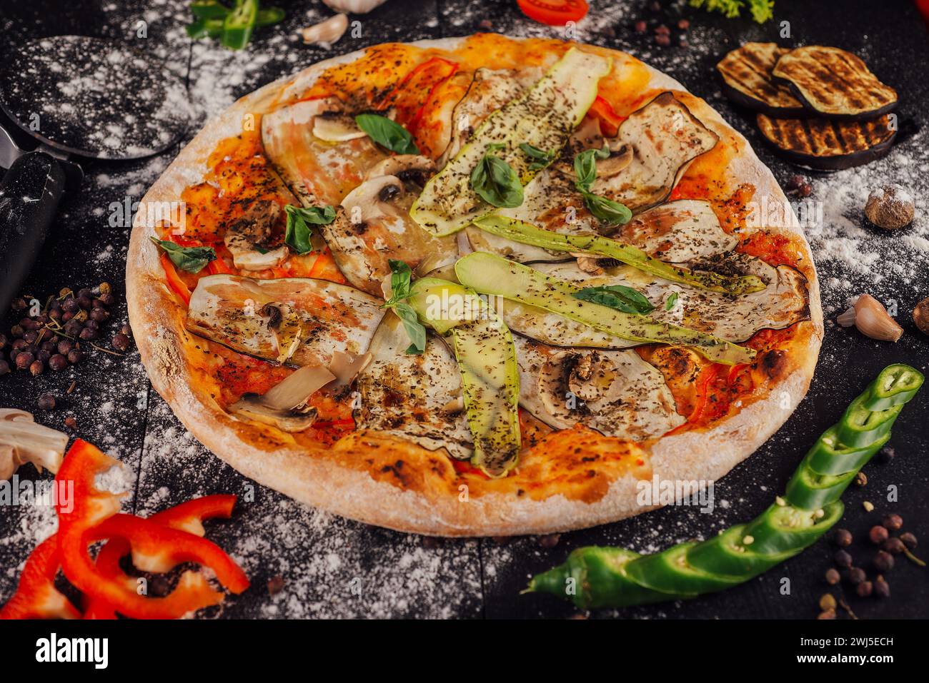 Pizza vegetariana italiana con calabacín, berenjena, champiñones y tomate Foto de stock