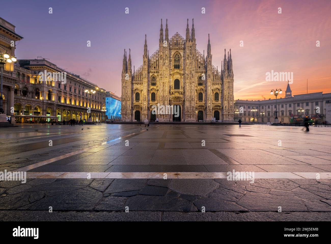 Catedral del Duomo al amanecer, Piazza del Duomo, Milán, Lombardía, Italia Foto de stock