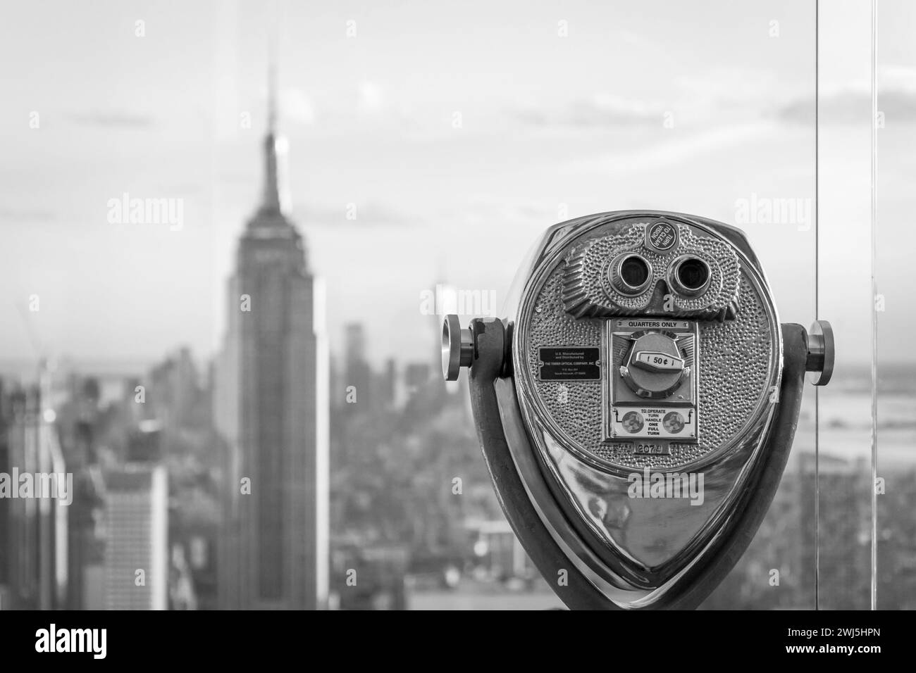 Prismáticos mirando puntos de interés en el centro de Manhattan, la ciudad de Nueva York, fotografía en blanco y negro Foto de stock