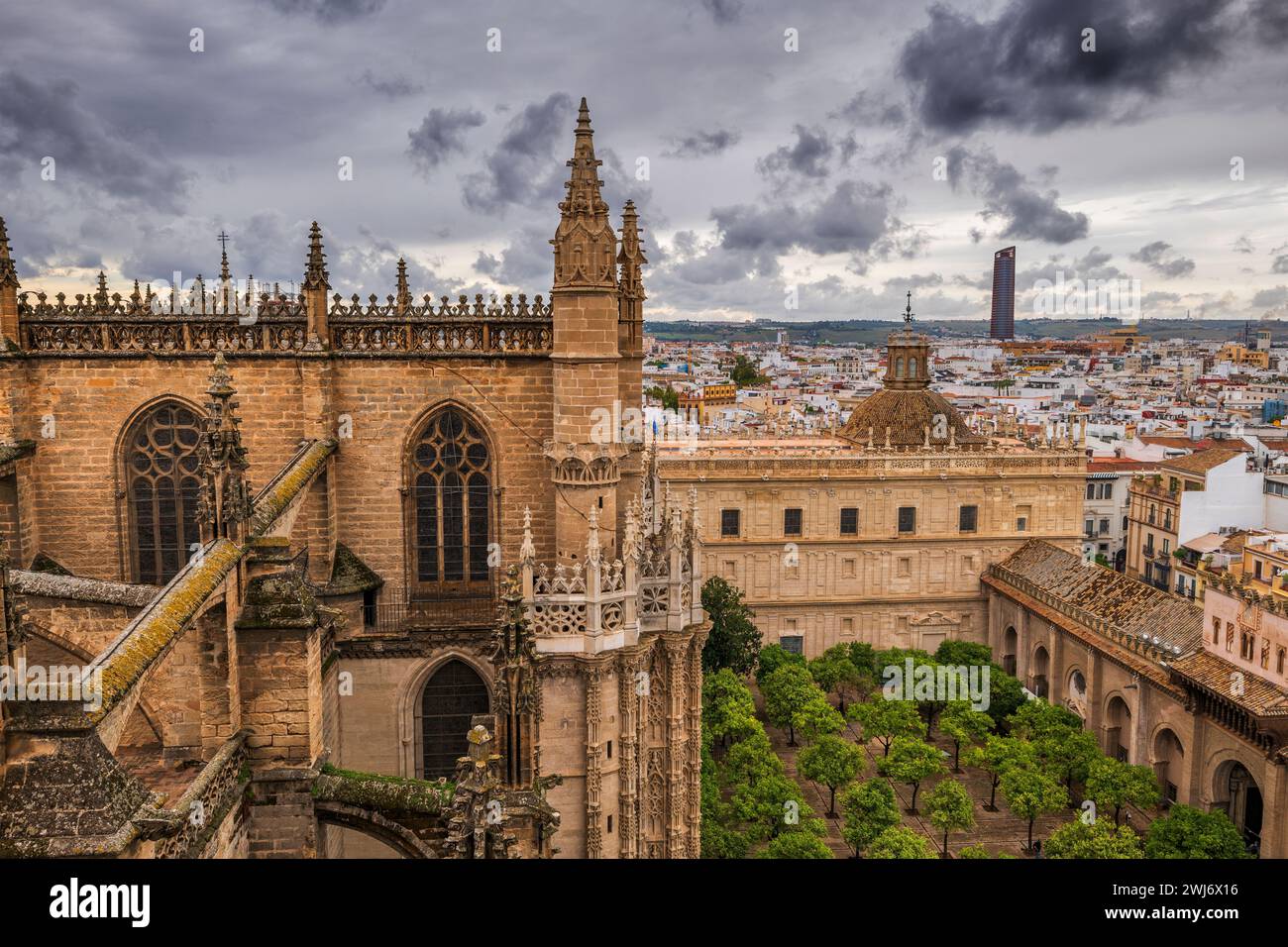 Catedral gótica de Sevilla con jardín de naranjos en la ciudad de Sevilla, Andalucía, España. Foto de stock