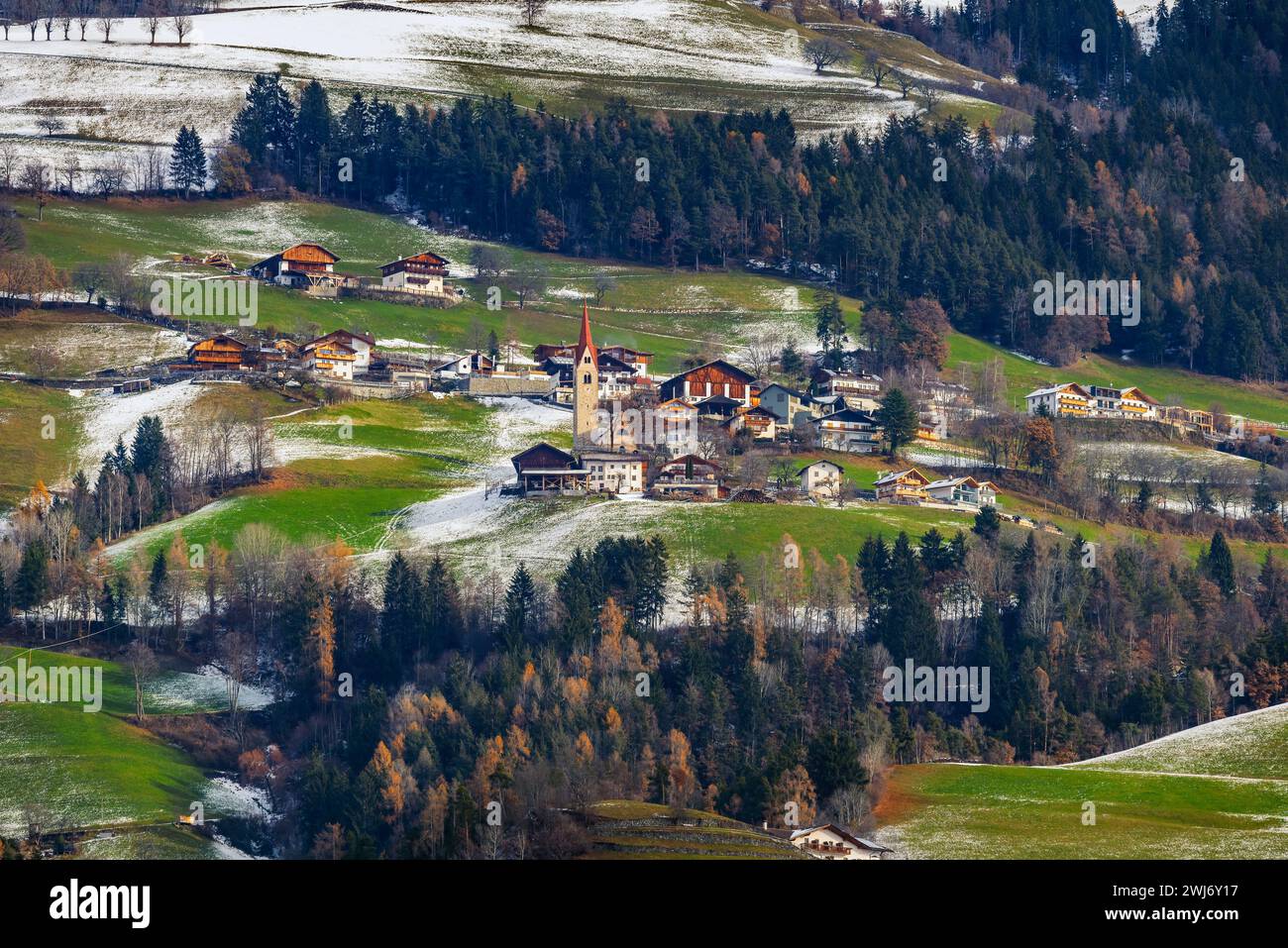 Pintoresco pueblo de montaña en un paisaje pintoresco de finales de otoño, Tirol del Sur, Italia Foto de stock