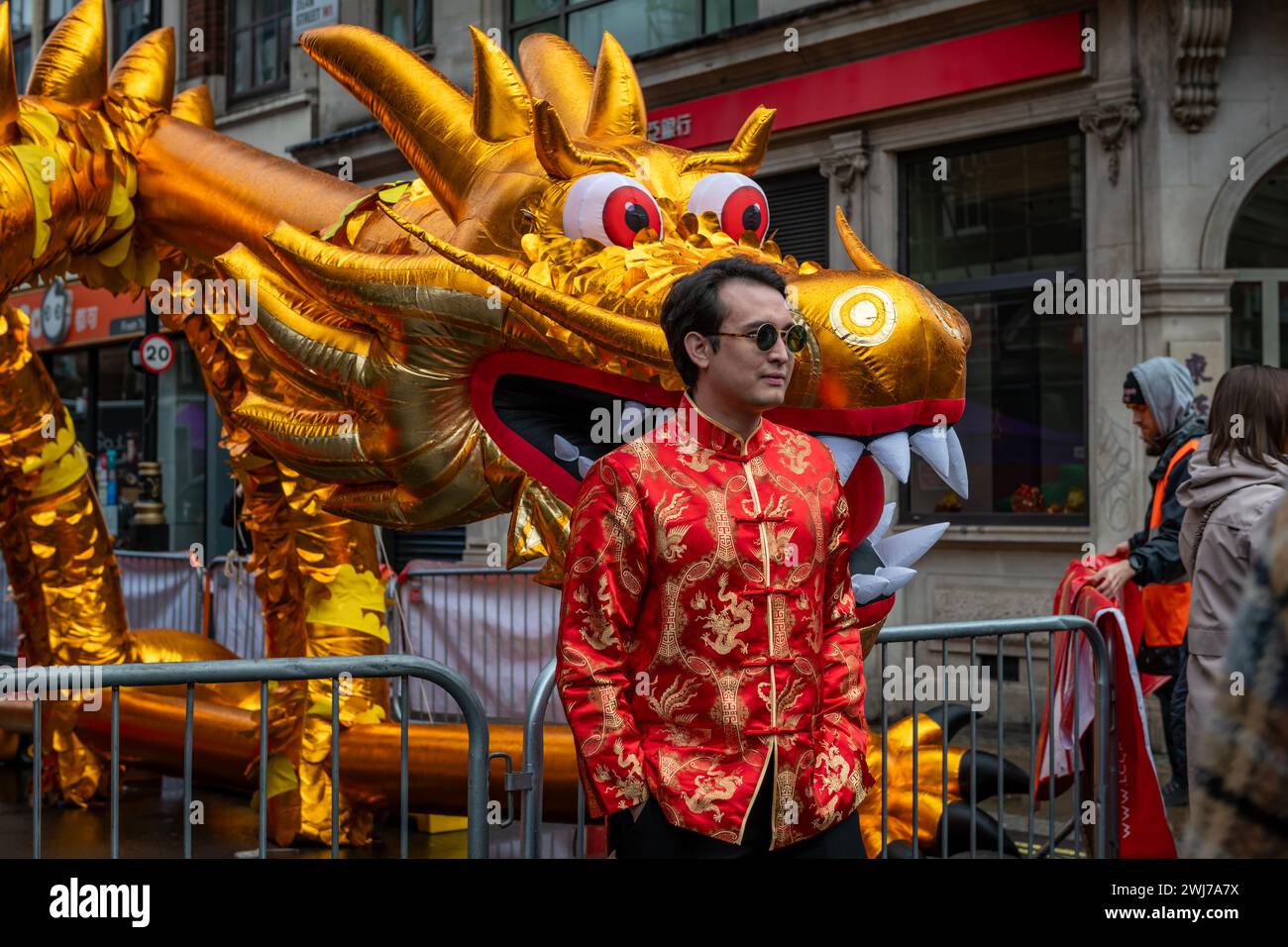 Londres. REINO UNIDO - 02.11.2024. Visitantes y turistas a la celebración del Año Nuevo Chino posando frente a un dorado inflable para las fotos. Foto de stock