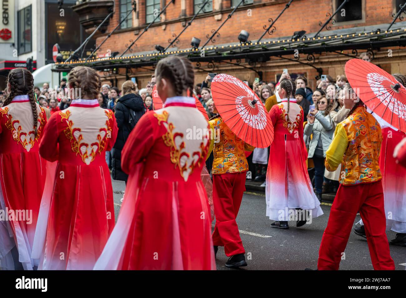 Londres. REINO UNIDO - 02.11.2024. Un grupo de danza tradicional china vestido con traje de danza tradicional en el desfile de celebración de Año Nuevo Luna en China Town. Foto de stock