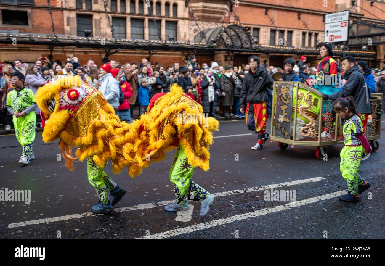 Londres. REINO UNIDO - 02.11.2024. Un grupo de baile de leones con niños que realizan el baile en el desfile de celebración del Año Nuevo Chino en el West End. Foto de stock