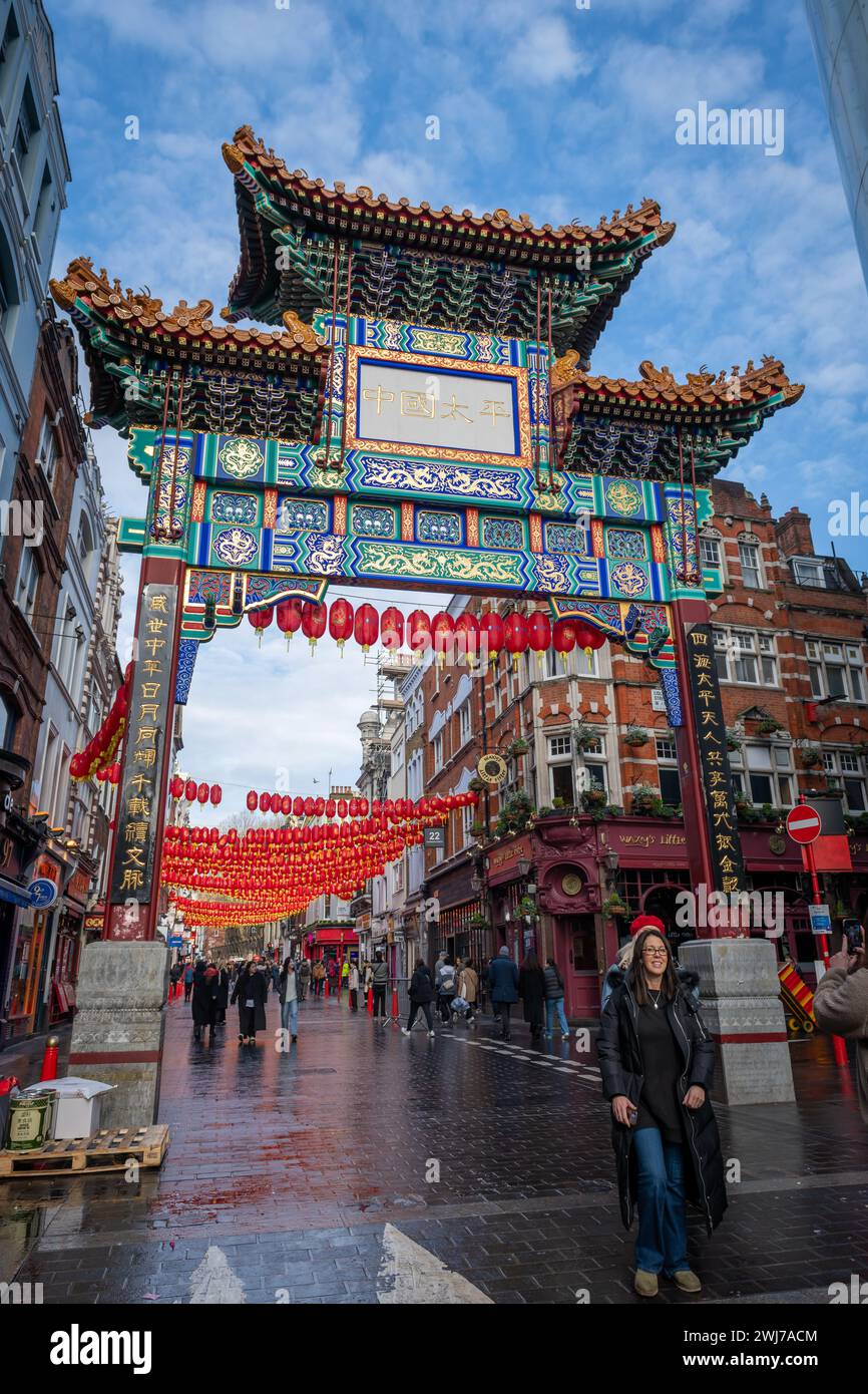 Londres. REINO UNIDO - 02.11.2024. Una vista de la calle de la puerta de entrada de estilo de la dinastía Ching ornamentada y colorida a China Town. Foto de stock