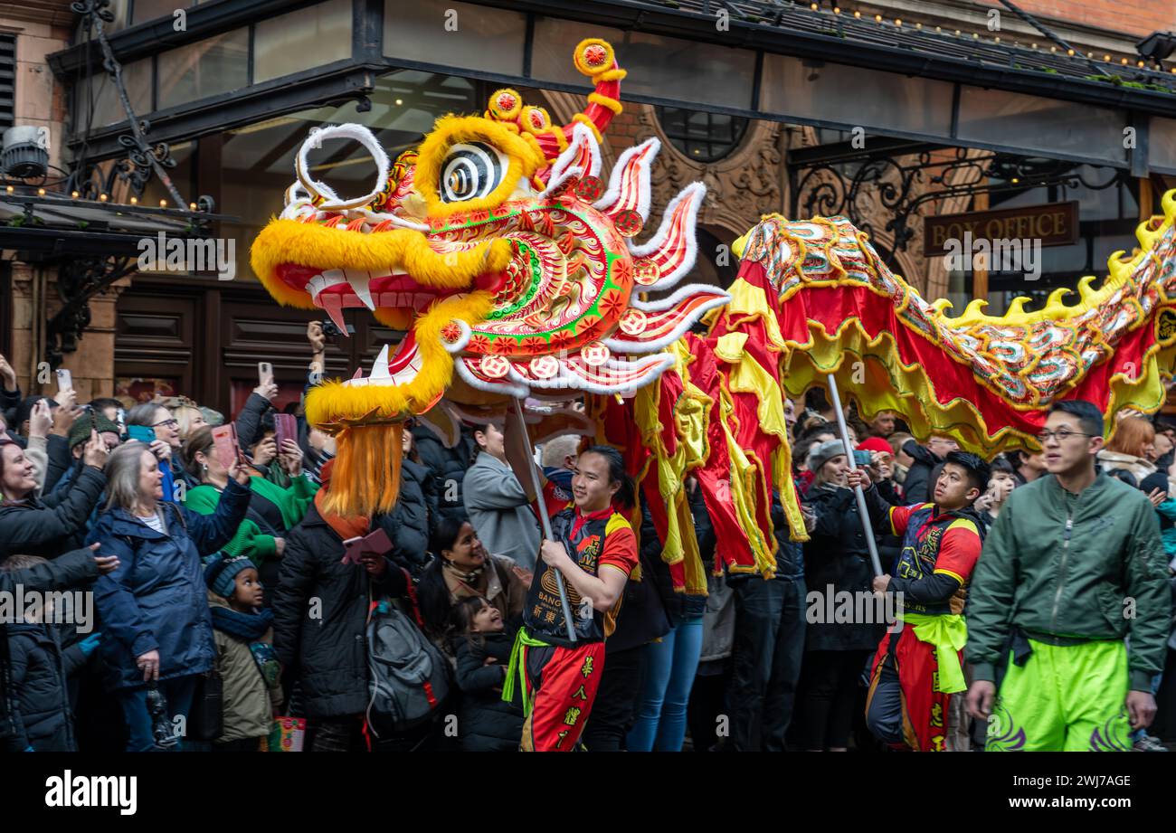 Londres. REINO UNIDO - 02.11.2024. Primer plano de un grupo que realiza un baile de dragón en el desfile de celebración del Año Nuevo Chino con una gran multitud apreciativa. Foto de stock