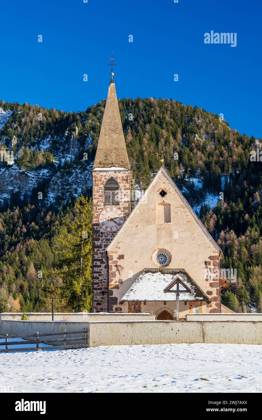 Iglesia de San Magdalena, Villnoss-Funes, Tirol del Sur, Italia Foto de stock