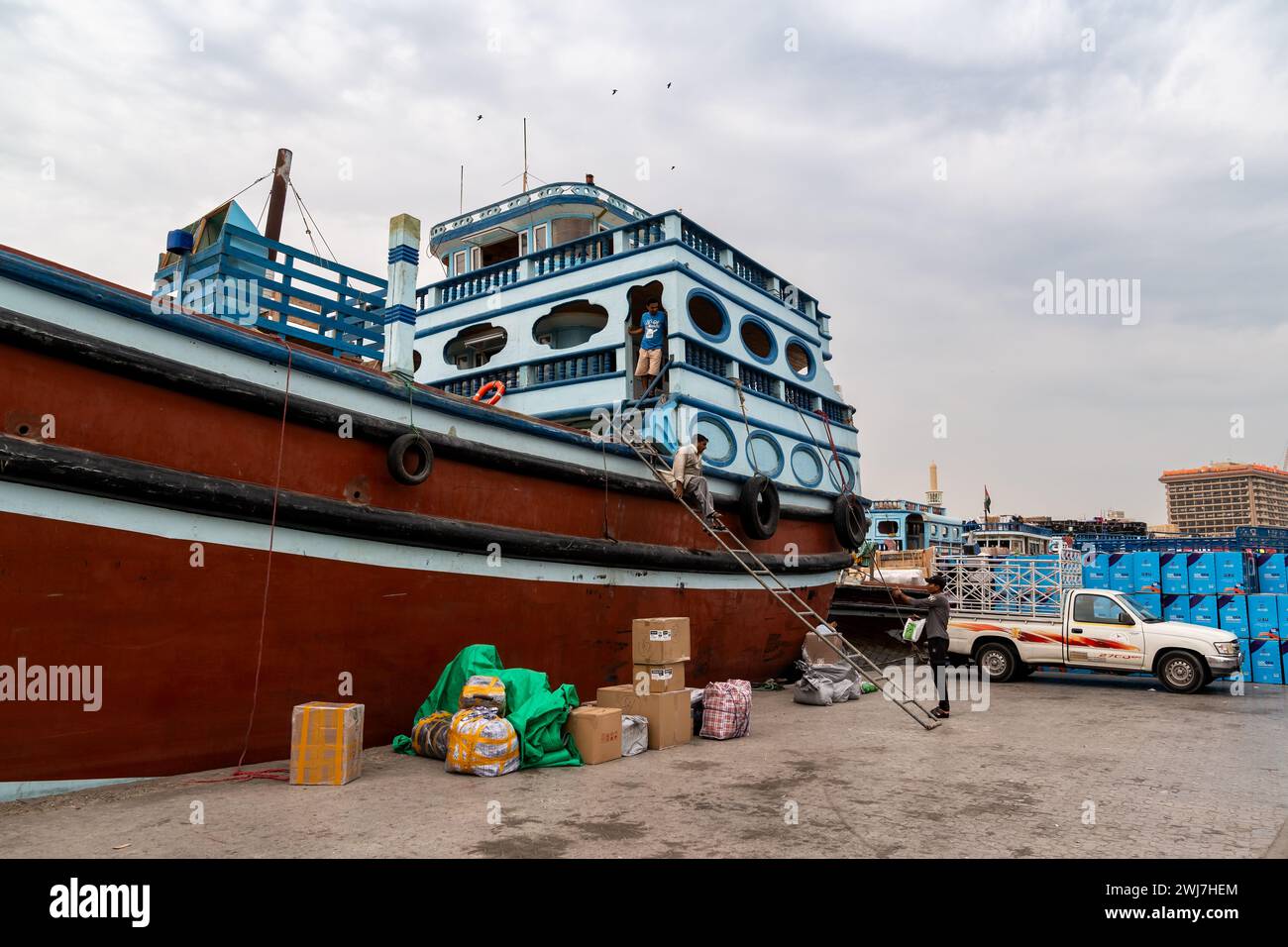 Dubai, Emiratos Árabes Unidos - 13 de marzo de 2023: Barcos amarrados en la estación de transporte marítimo Deira Old Souk Foto de stock