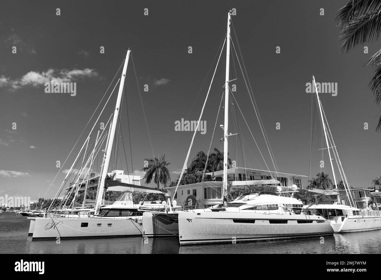 Miami, Florida EE.UU. - 25 de marzo de 2023: Verano velero yate catamarán en miami Foto de stock