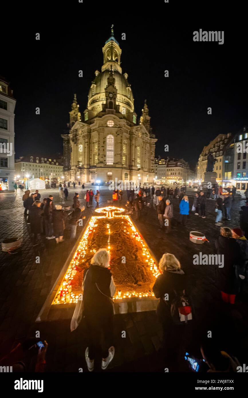 Dresden Gedenken de 13 años. und 14. Febrero 1945 wurde Dresden bei 3 Bomberangriffen der Alliierten Stark zerstört. Alljährlich gedenken die Dresdner en verschiedenen Veranstaltungen dieses Ereigniss.. Eine riesige Kerze, in welche die Bürger kleine Kerzen einsetzen konnten, mahn vor der wieder aufgebauten Frauenkirche. Dresde Sachsen Deutschland *** conmemoración de Dresde El 13 y 14 de febrero de 1945, Dresde fue severamente destruida en tres bombardeos aliados cada año, la gente de Dresde conmemora este evento en varios eventos Una vela gigante, en la que los ciudadanos podían insertar pequeñas velas, Foto de stock