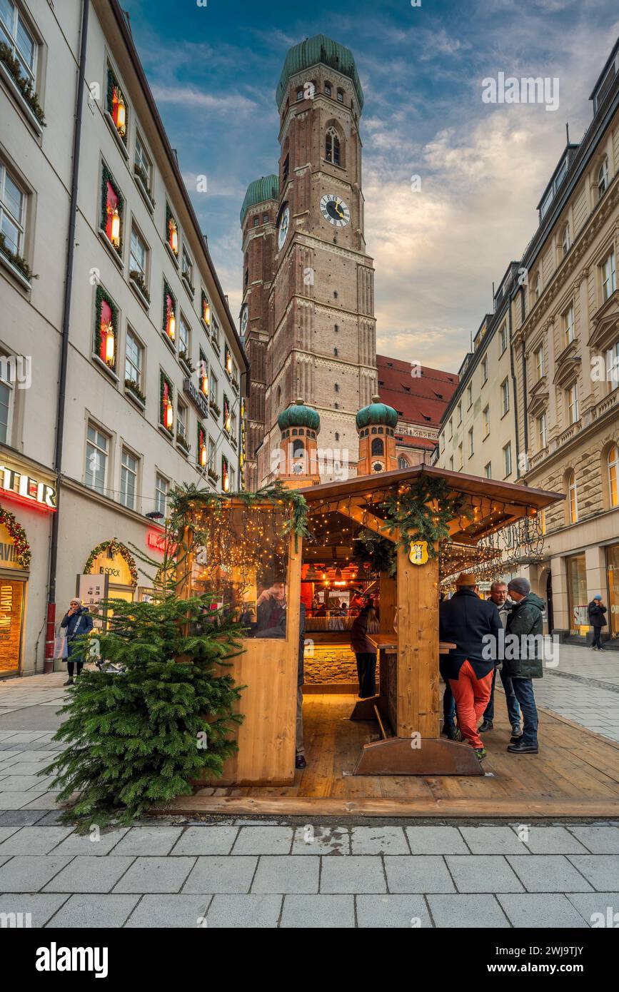 Mercado de Navidad, iglesia de Frauenkirche, Munich, Baviera, Alemania Foto de stock