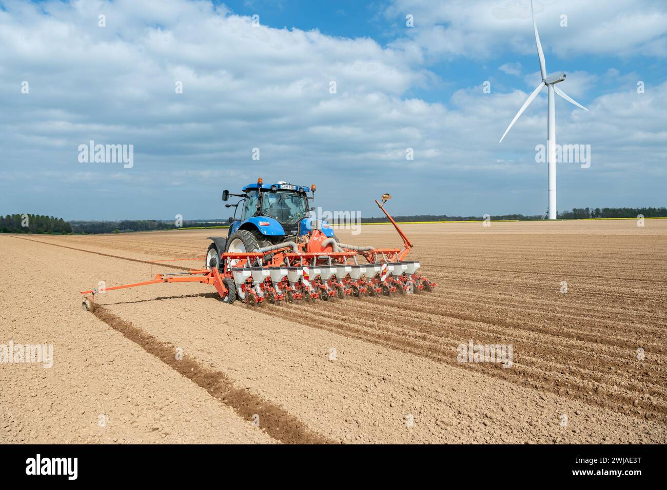 Siembra de remolacha azucarera en un campo en abril con un tractor y un taladro de semillas de precisión Kuhn de 12 filas en Saint-Pierre-Benouville (norte de Francia) Foto de stock