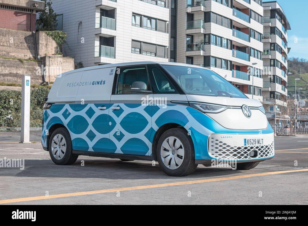 Pasaia, España-14 de febrero de 2024: Volkswagen ID. Buzz Cargo en las calles de la ciudad Foto de stock