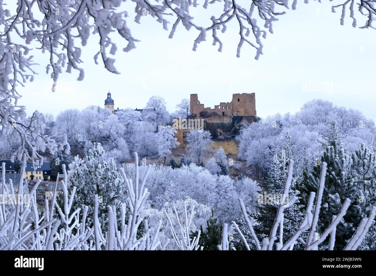 El Castillo Frauenstein en Frauenstein en invierno, Erzgebirge, Sajonia, Alemania Foto de stock