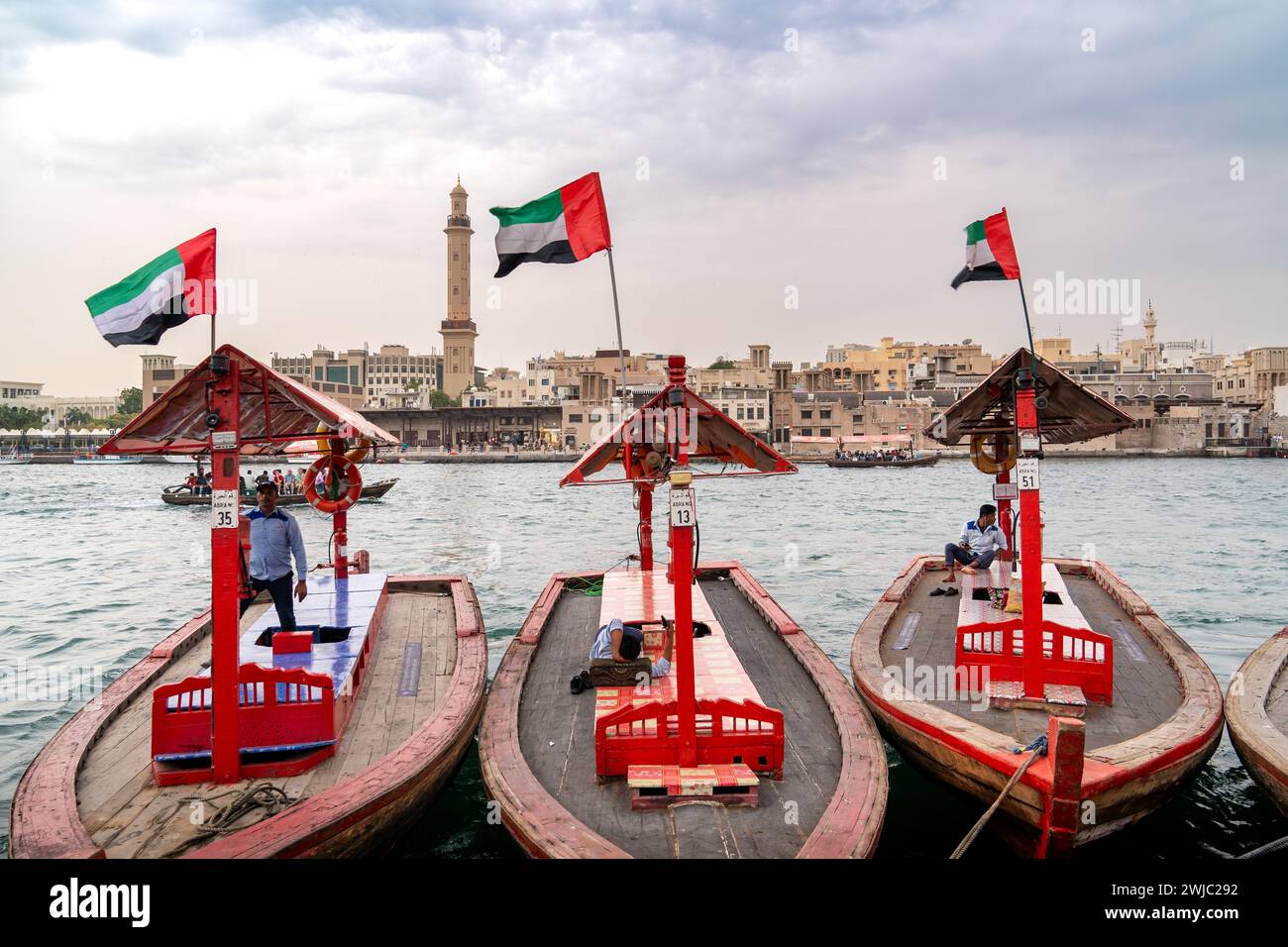 Dubai, Emiratos Árabes Unidos - 13 de marzo de 2023: Barcos amarrados en la estación de transporte marítimo Deira Old Souk Foto de stock