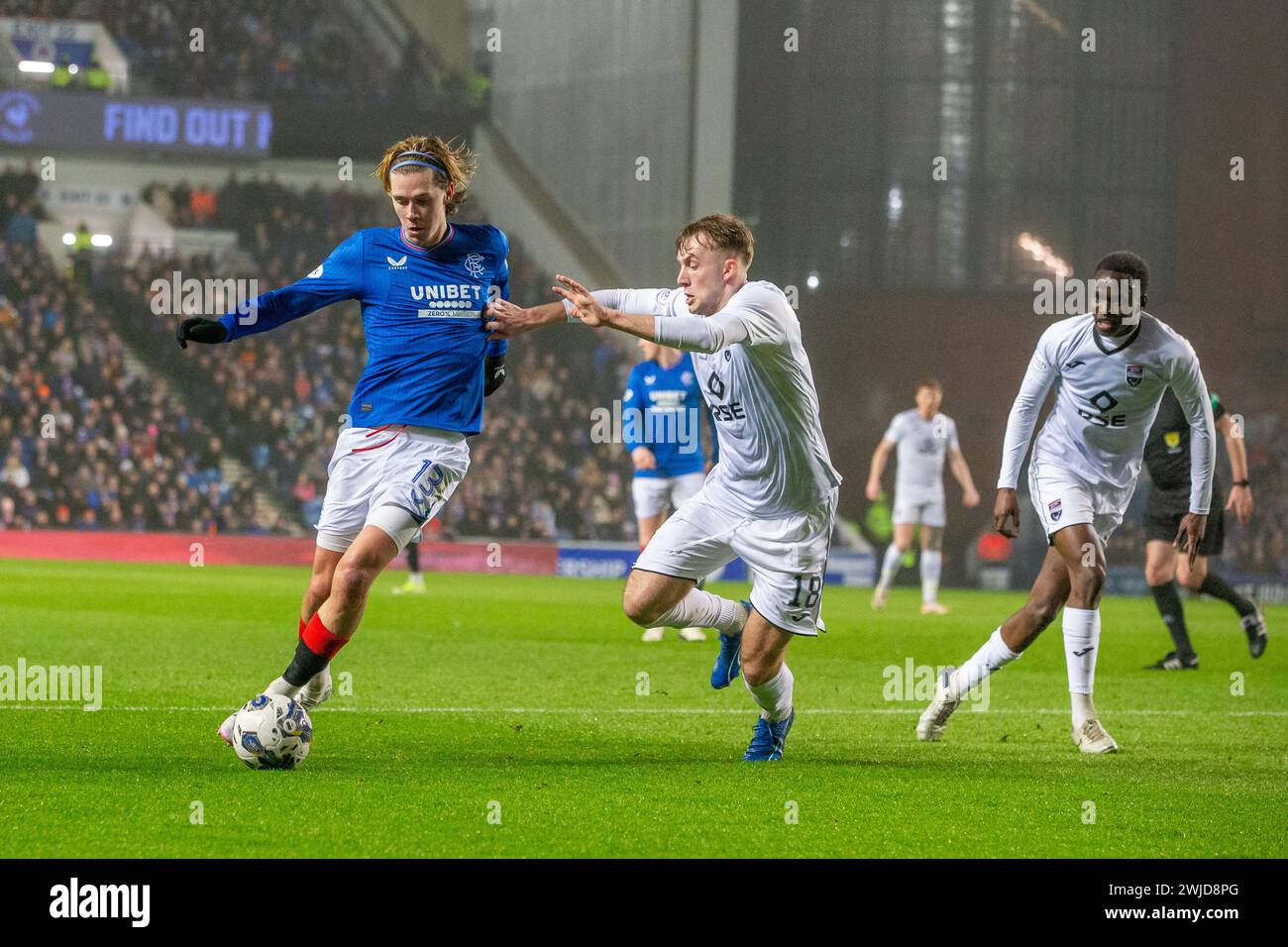 Glasgow, Reino Unido. 14 de febrero de 2024. Rangers FC juega contra Ross County en el Ibrox Stadium, Glasgow, Escocia en un partido reorganizado, que fue pospuesto el 27 de diciembre de 2023, debido a la nieve. Los Rangers están actualmente 3 puntos por detrás del Celtic FC, que está en la cima de la Liga Escocesa y una victoria de los Rangers por 3 o más goles los colocaría en el primer lugar. Crédito: Findlay/Alamy Live News Foto de stock