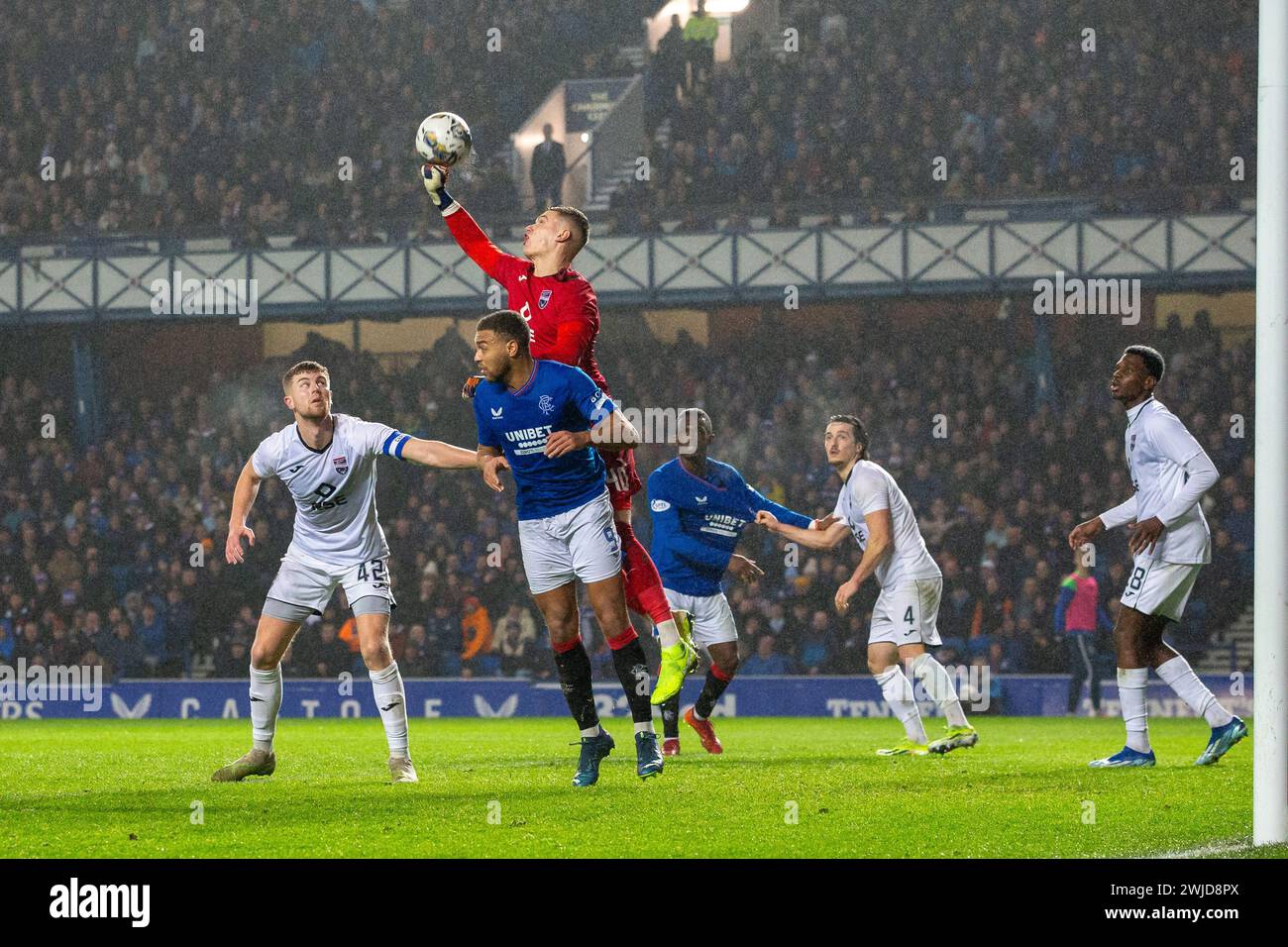 Glasgow, Reino Unido. 14 de febrero de 2024. Rangers FC juega contra Ross County en el Ibrox Stadium, Glasgow, Escocia en un partido reorganizado, que fue pospuesto el 27 de diciembre de 2023, debido a la nieve. Los Rangers están actualmente 3 puntos por detrás del Celtic FC, que está en la cima de la Liga Escocesa y una victoria de los Rangers por 3 o más goles los colocaría en el primer lugar. Crédito: Findlay/Alamy Live News Foto de stock