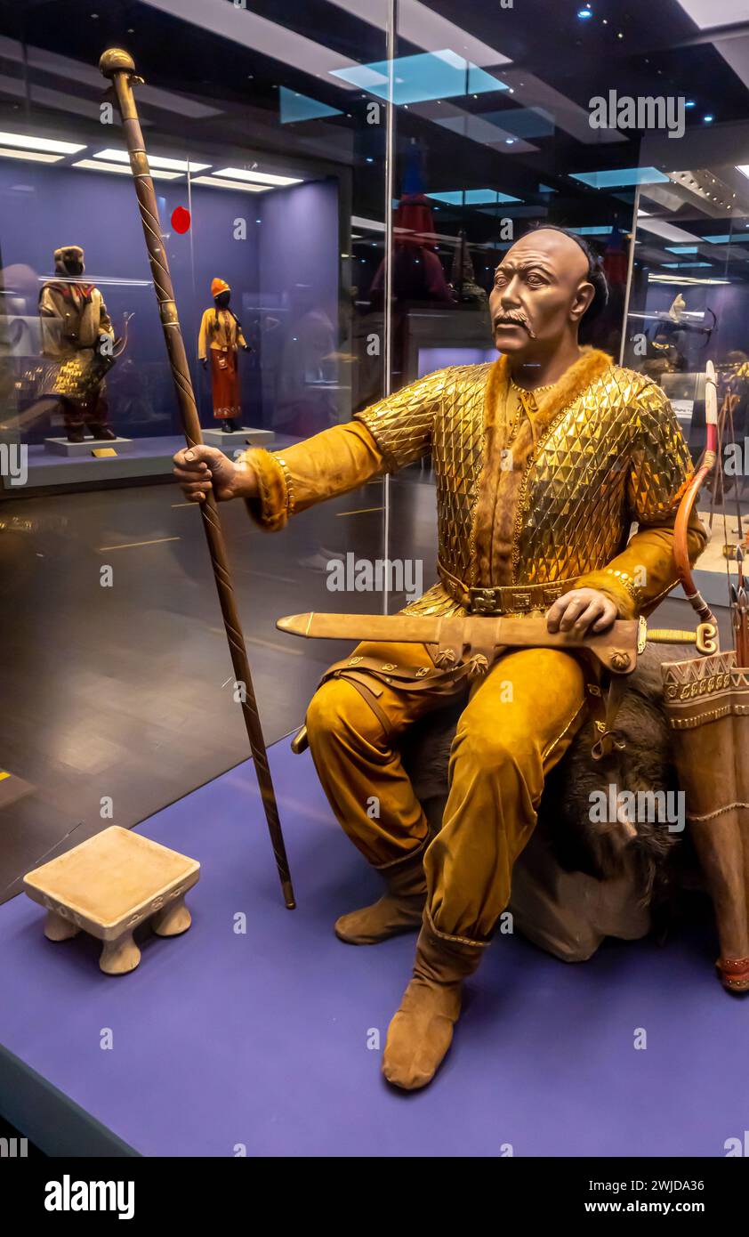 Reconstrucción de la vestimenta de un líder sarmaciano, siglo 3 - 2 a.C., a partir de los hallazgos en Araltobe, Kazajstán occidental Foto de stock