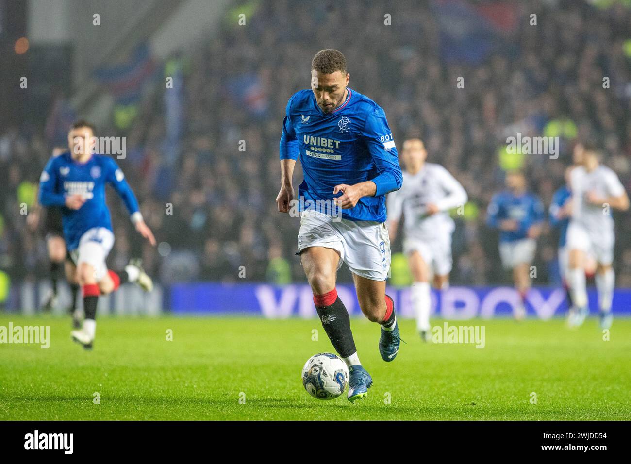 Glasgow, Reino Unido. 14 de febrero de 2024. Rangers FC juega contra Ross County en el Ibrox Stadium, Glasgow, Escocia en un partido reorganizado, que fue pospuesto el 27 de diciembre de 2023, debido a la nieve. Los Rangers están actualmente 3 puntos por detrás del Celtic FC, que está en la cima de la Liga Escocesa y una victoria de los Rangers por 3 o más goles los colocaría en el primer lugar. Crédito: Findlay/Alamy Live News Foto de stock