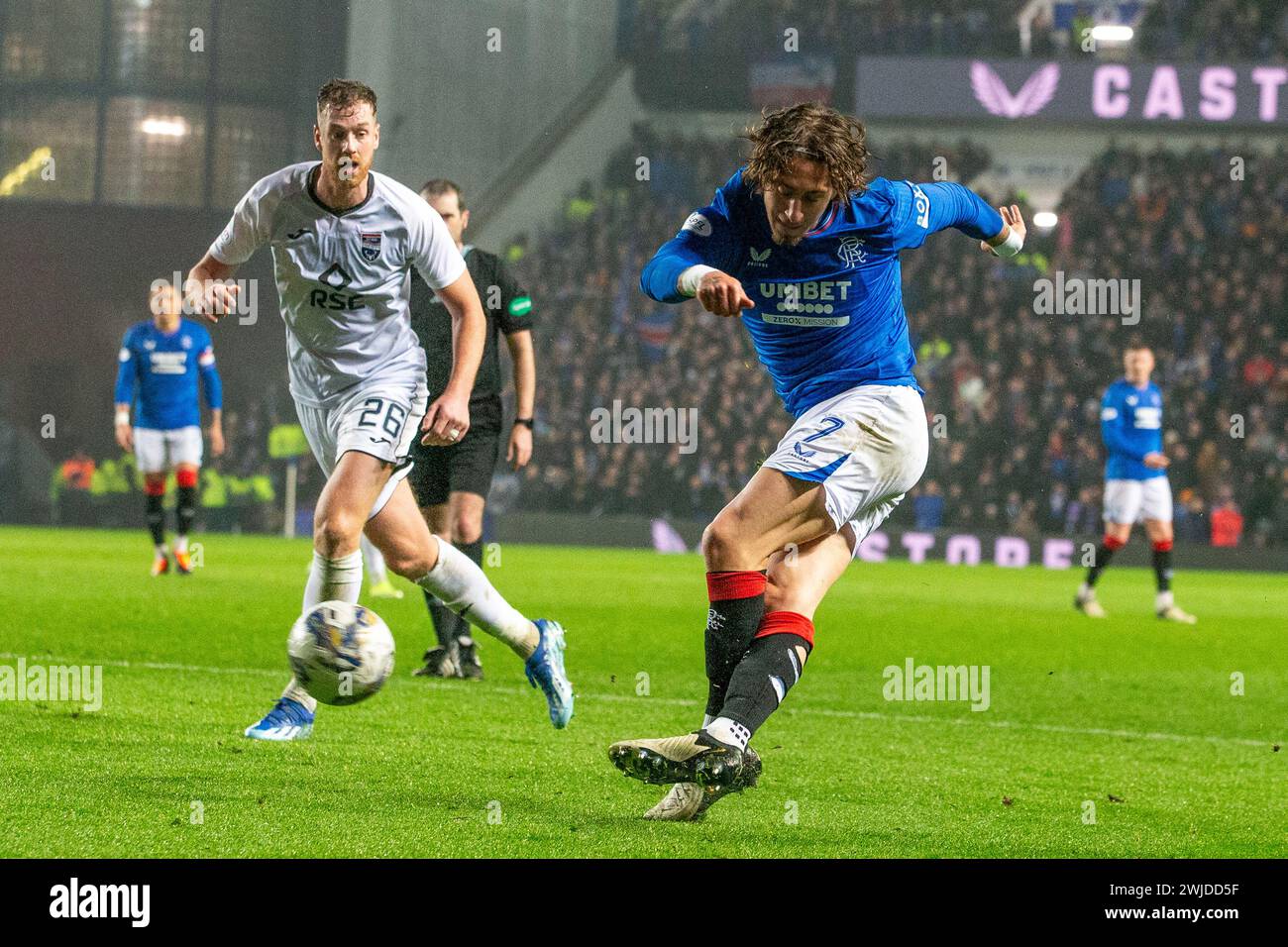 Glasgow, Reino Unido. 14 de febrero de 2024. Rangers FC juega contra Ross County en el Ibrox Stadium, Glasgow, Escocia en un partido reorganizado, que fue pospuesto el 27 de diciembre de 2023, debido a la nieve. Los Rangers están actualmente 3 puntos por detrás del Celtic FC, que está en la cima de la Liga Escocesa y una victoria de los Rangers por 3 o más goles los colocaría en el primer lugar. Crédito: Findlay/Alamy Live News Foto de stock