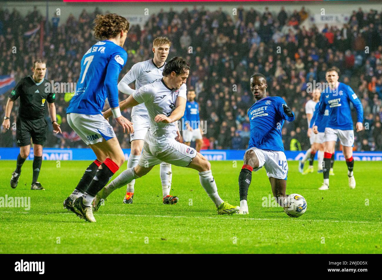 Glasgow, Reino Unido. 14 de febrero de 2024. Rangers FC juega contra Ross County en el Ibrox Stadium, Glasgow, Escocia en un partido reorganizado, que fue pospuesto el 27 de diciembre de 2023, debido a la nieve. Los Rangers están actualmente 3 puntos por detrás del Celtic FC, que está en la cima de la Liga Escocesa y una victoria de los Rangers por 3 o más goles los colocaría en el primer lugar. Crédito: Findlay/Alamy Live News Foto de stock