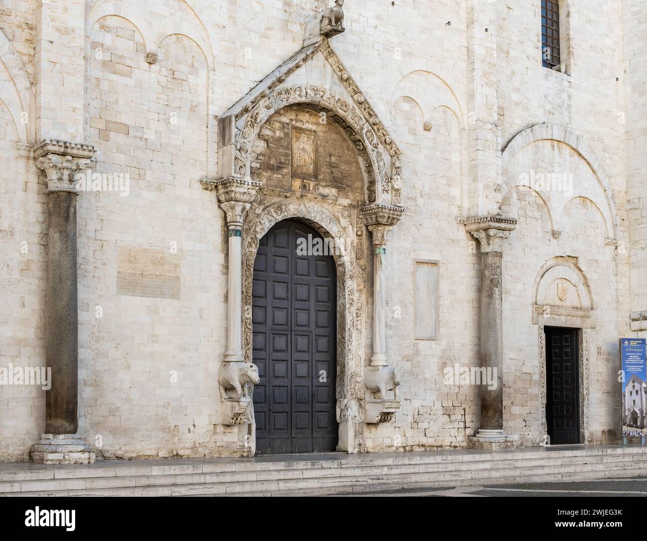 Detalle del portal de la Basílica de San Nicolás en el centro histórico de Bari, región de Puglia (Apulia), Italia, 18 de septiembre de 2022 Foto de stock