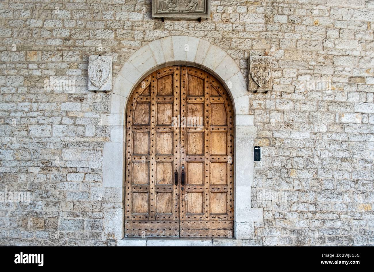 Detalle del portal de la Basílica de San Nicolás en el centro histórico de Bari, región de Puglia (Apulia), sur de Italia, Europa Foto de stock