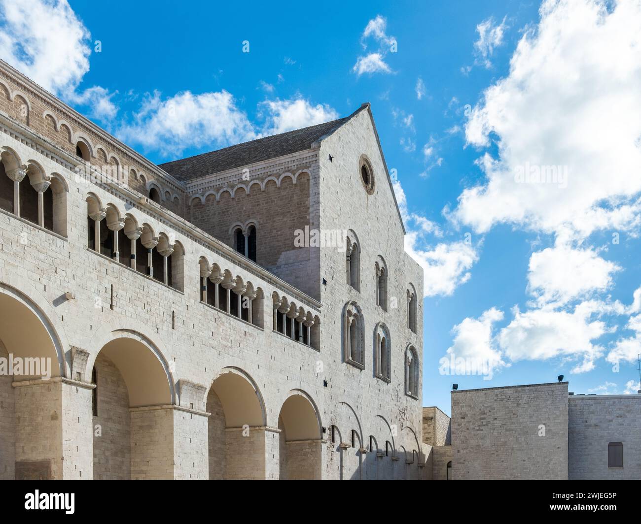 Vista de la fachada de la Basílica de San Nicolás en el centro histórico de Bari, región de Puglia (Apulia), sur de Italia, Europa Foto de stock