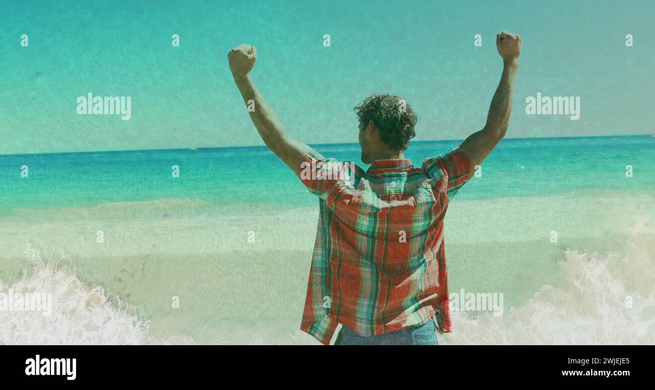 El hombre celebra en la playa soleada Foto de stock