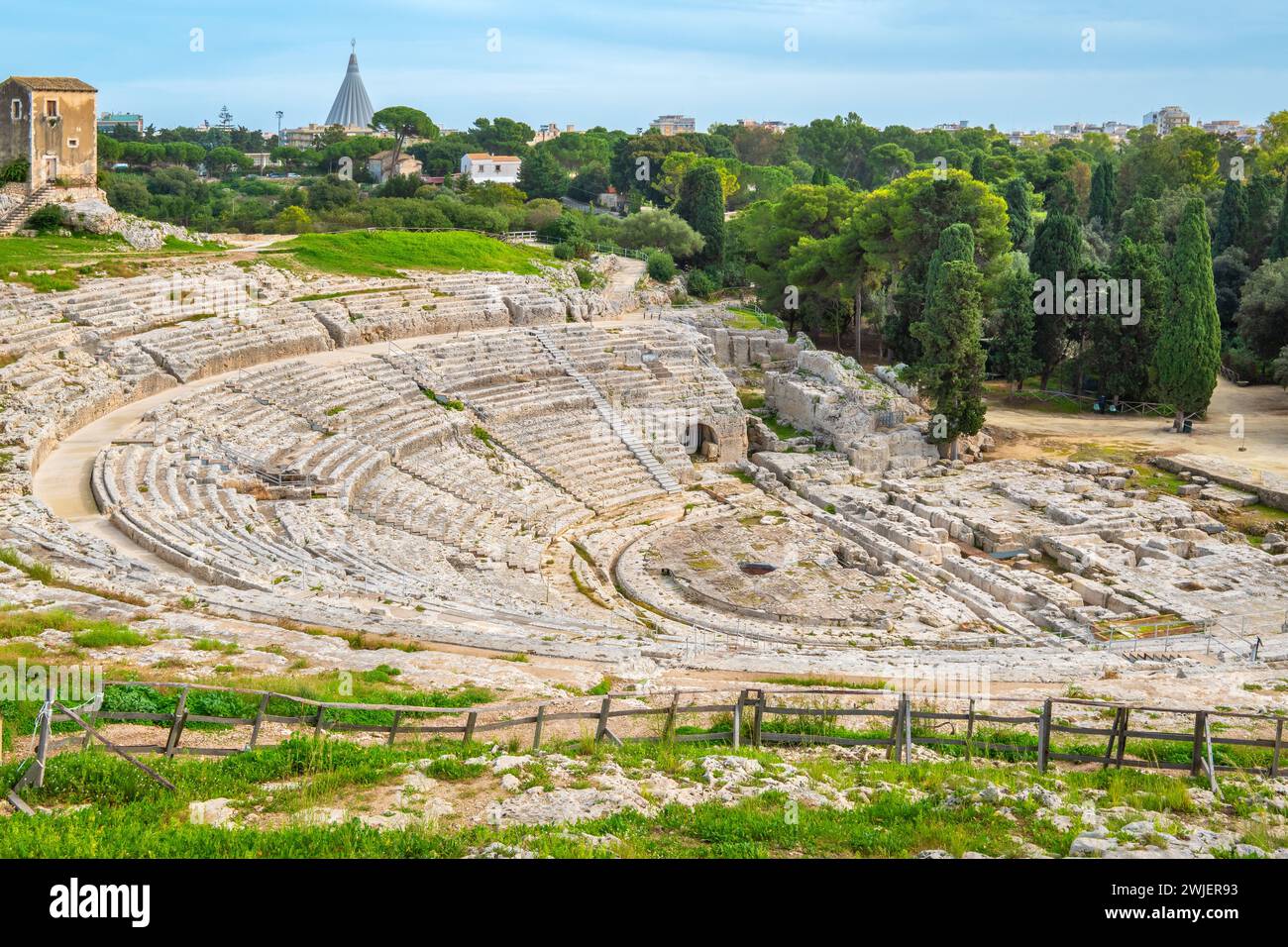 Vista lateral al auditorio del antiguo Teatro Griego (Teatro Greco). Siracusa. Sicilia, Italia Foto de stock